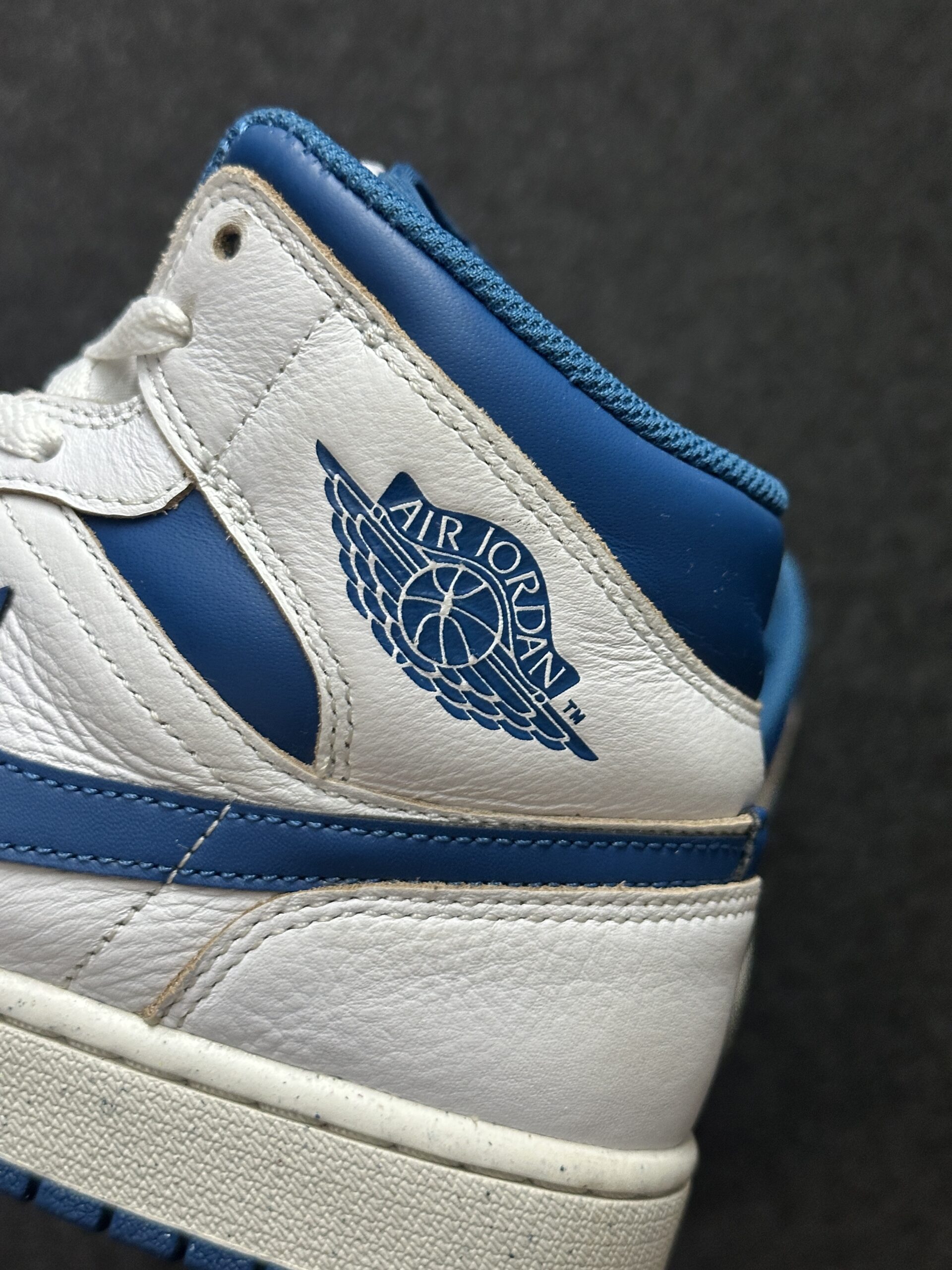Air Jordan 1 Mid SE Industrial Blue FN5215-141 taglia EU 43 vista logo