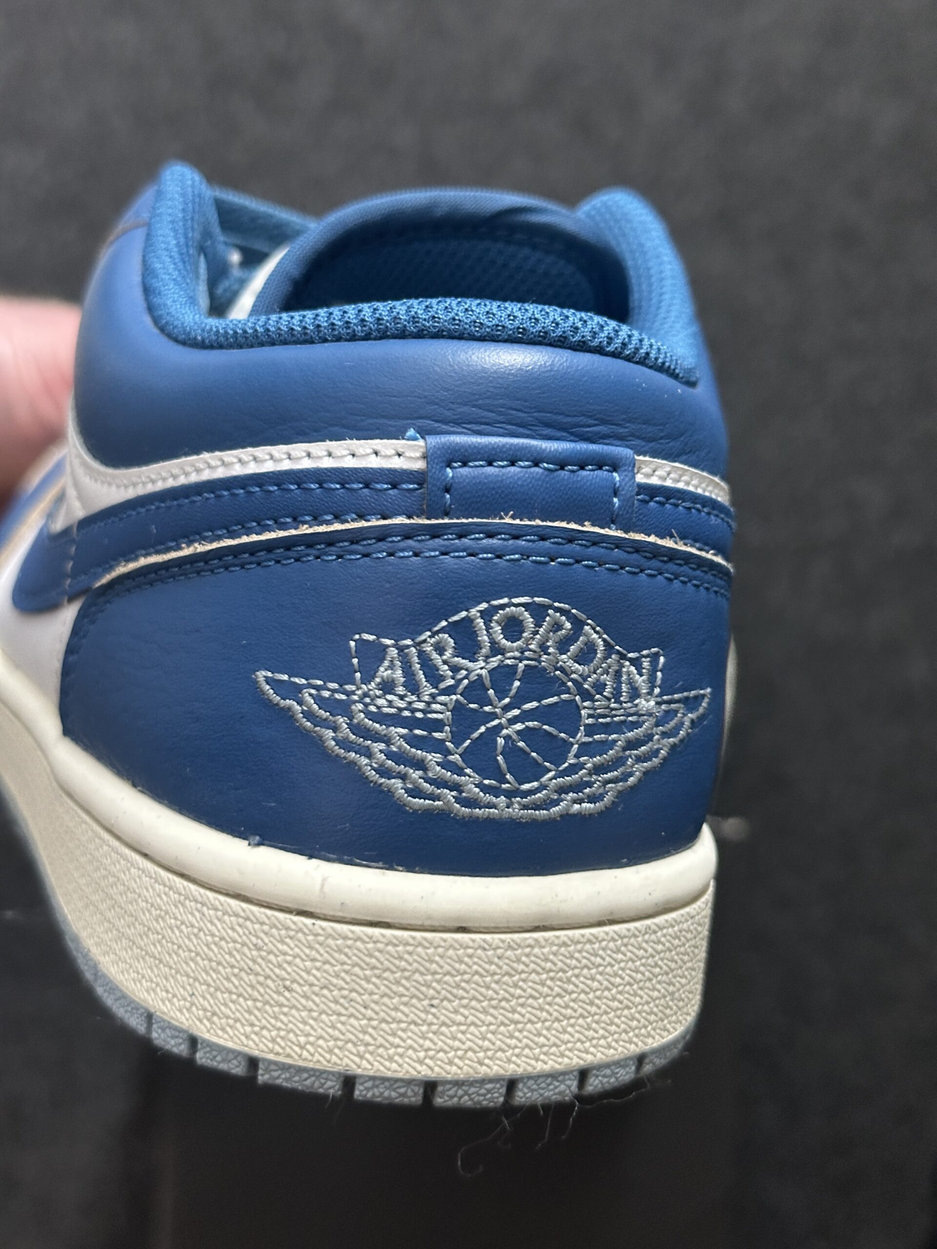 Air Jordan 1 Low SE Industrial Blue FN5214-141 taglia EU 41 vista logo