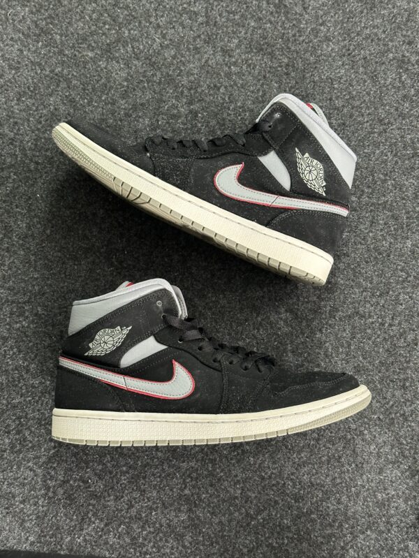 Air Jordan 1 Mid Black Particle Grey Gym Red 554724-060 taglia EU 41 vista principale