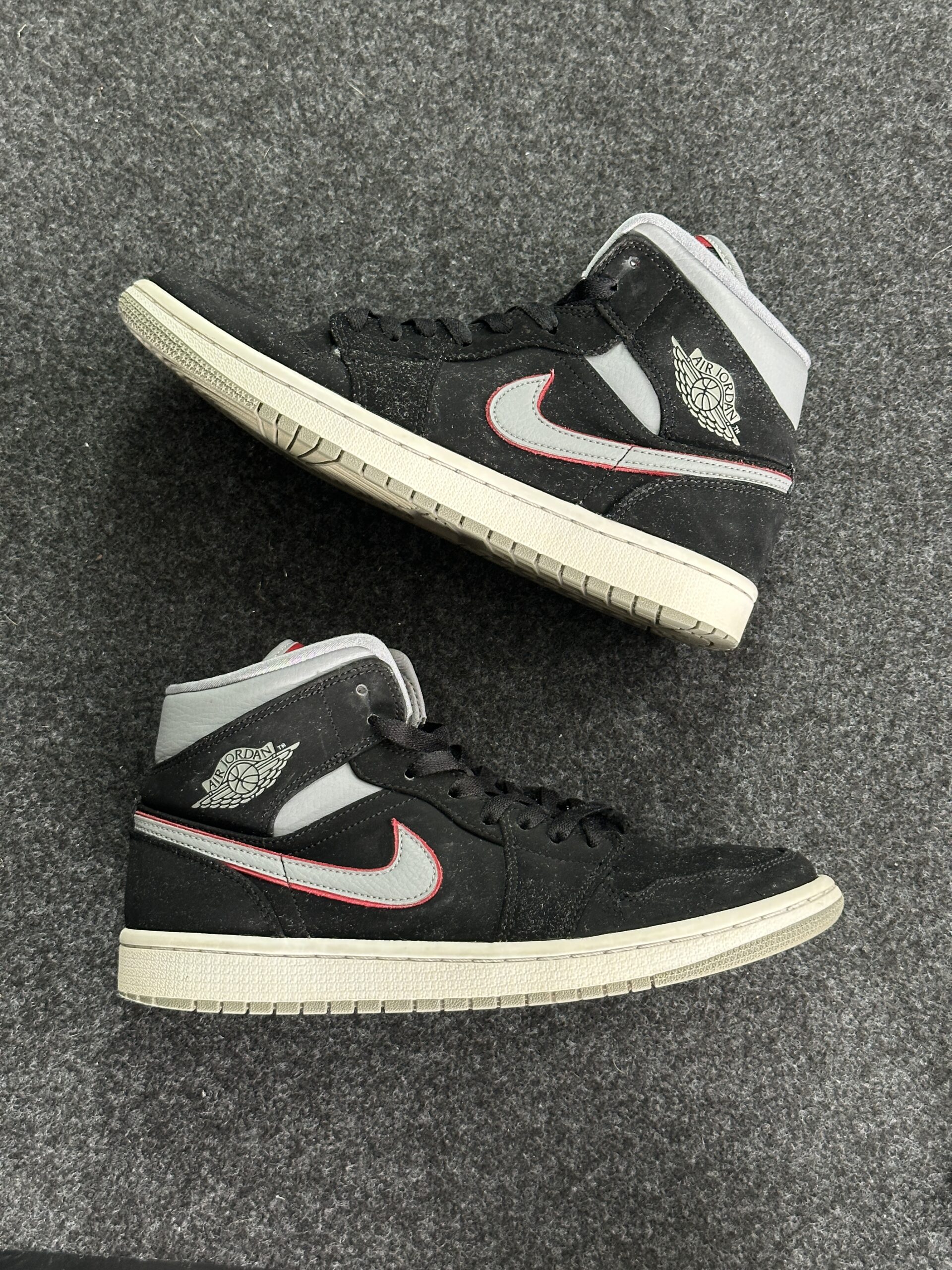 Air Jordan 1 Mid Black Particle Grey Gym Red 554724-060 taglia EU 41 vista principale
