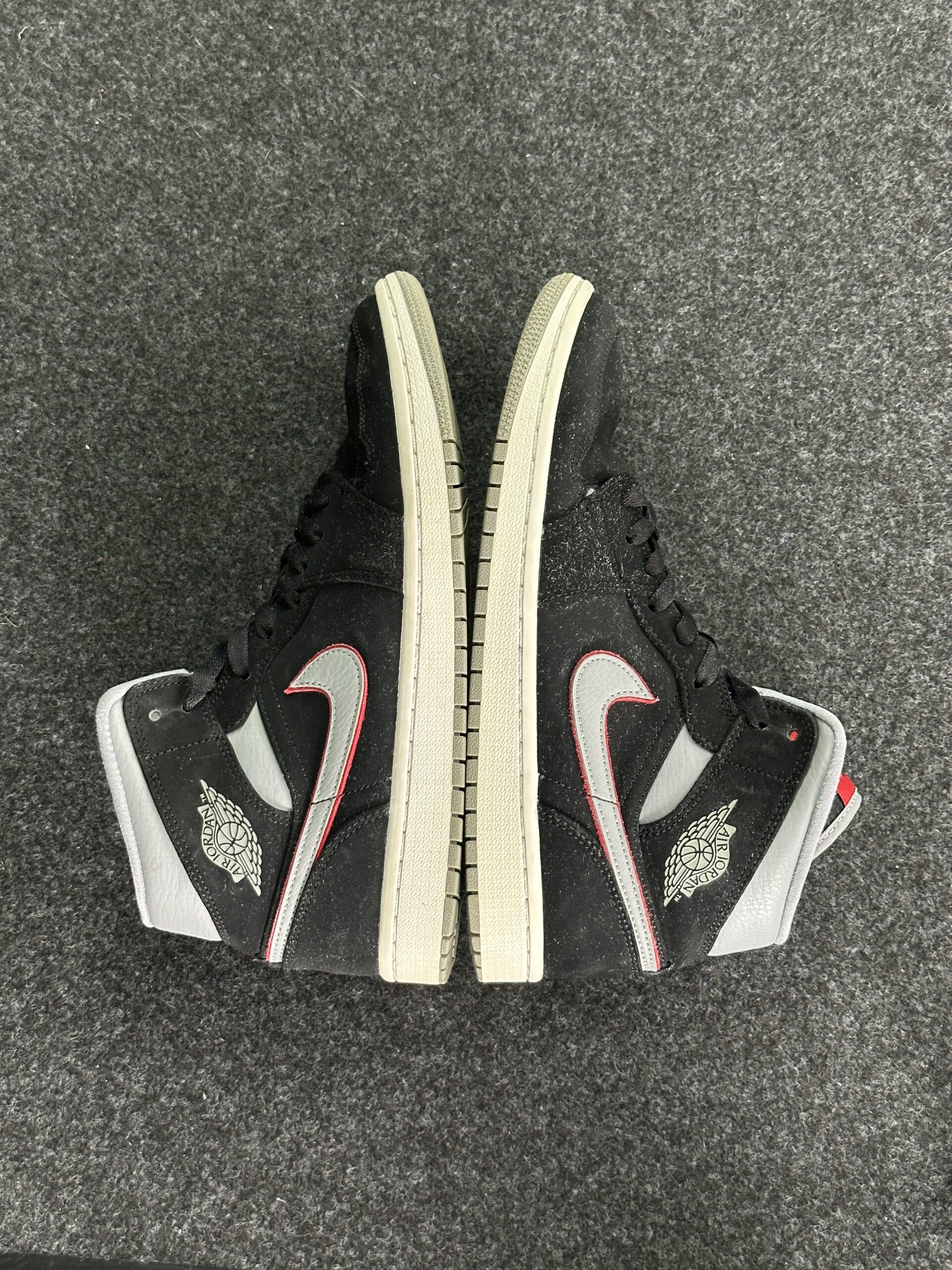 Air Jordan 1 Mid Black Particle Grey Gym Red 554724-060 taglia EU 41 vista esterna