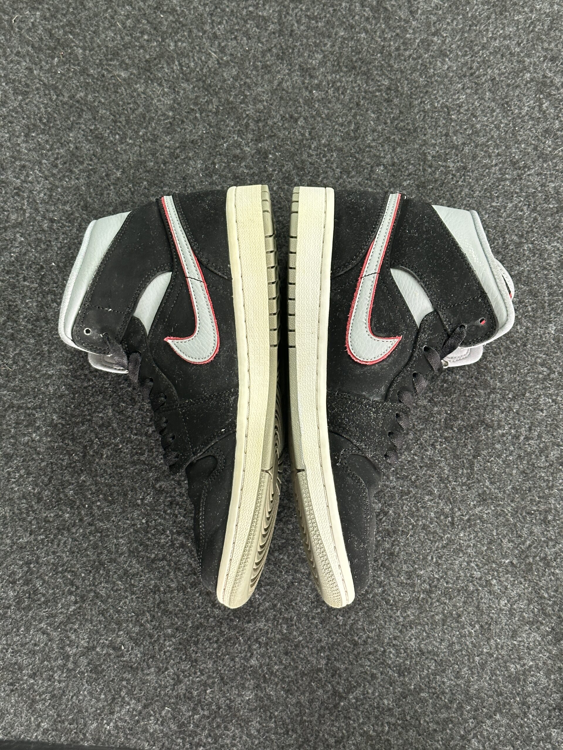 Air Jordan 1 Mid Black Particle Grey Gym Red 554724-060 taglia EU 41 vista interna
