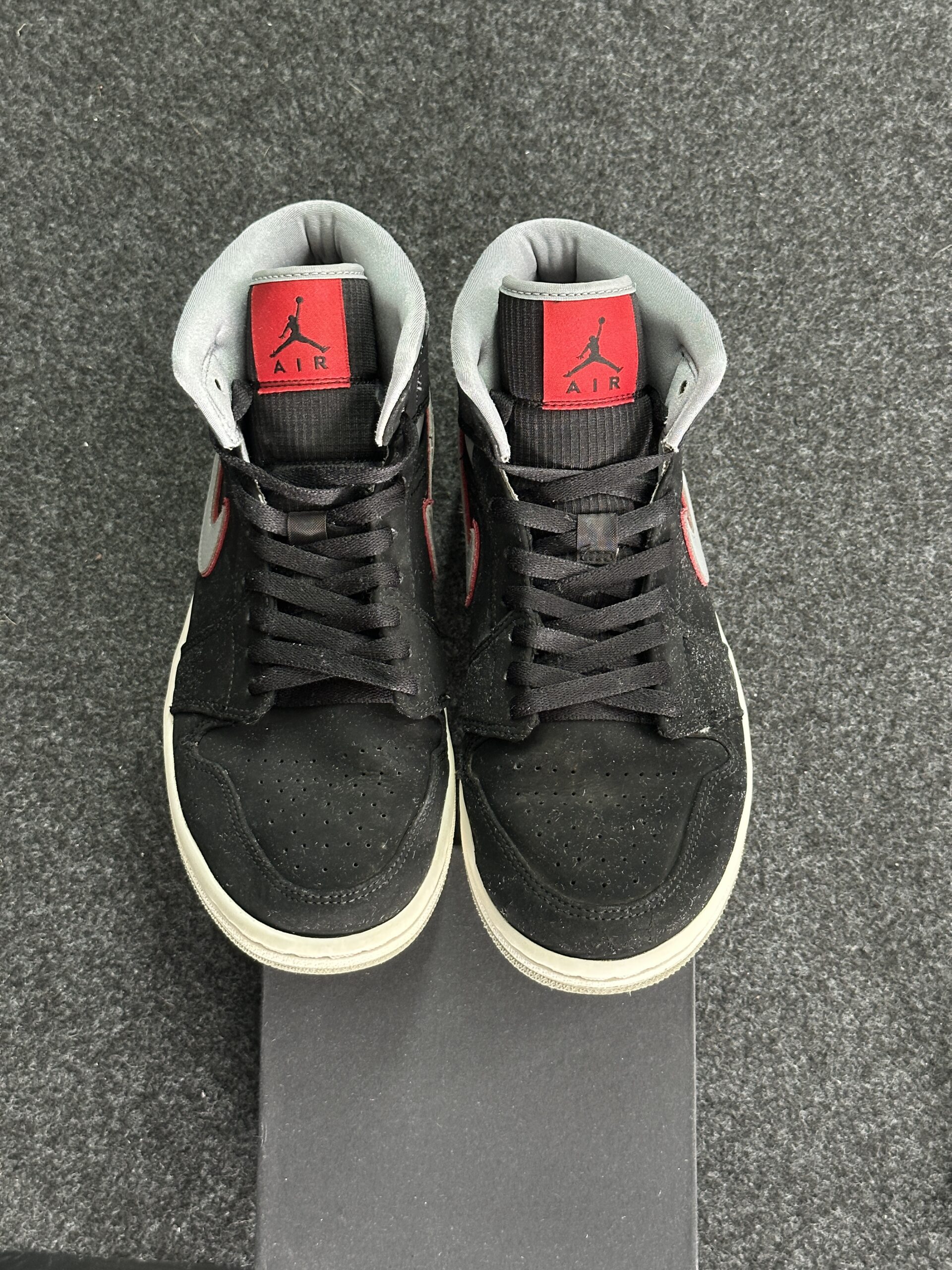 Air Jordan 1 Mid Black Particle Grey Gym Red 554724-060 taglia EU 41 vista punta
