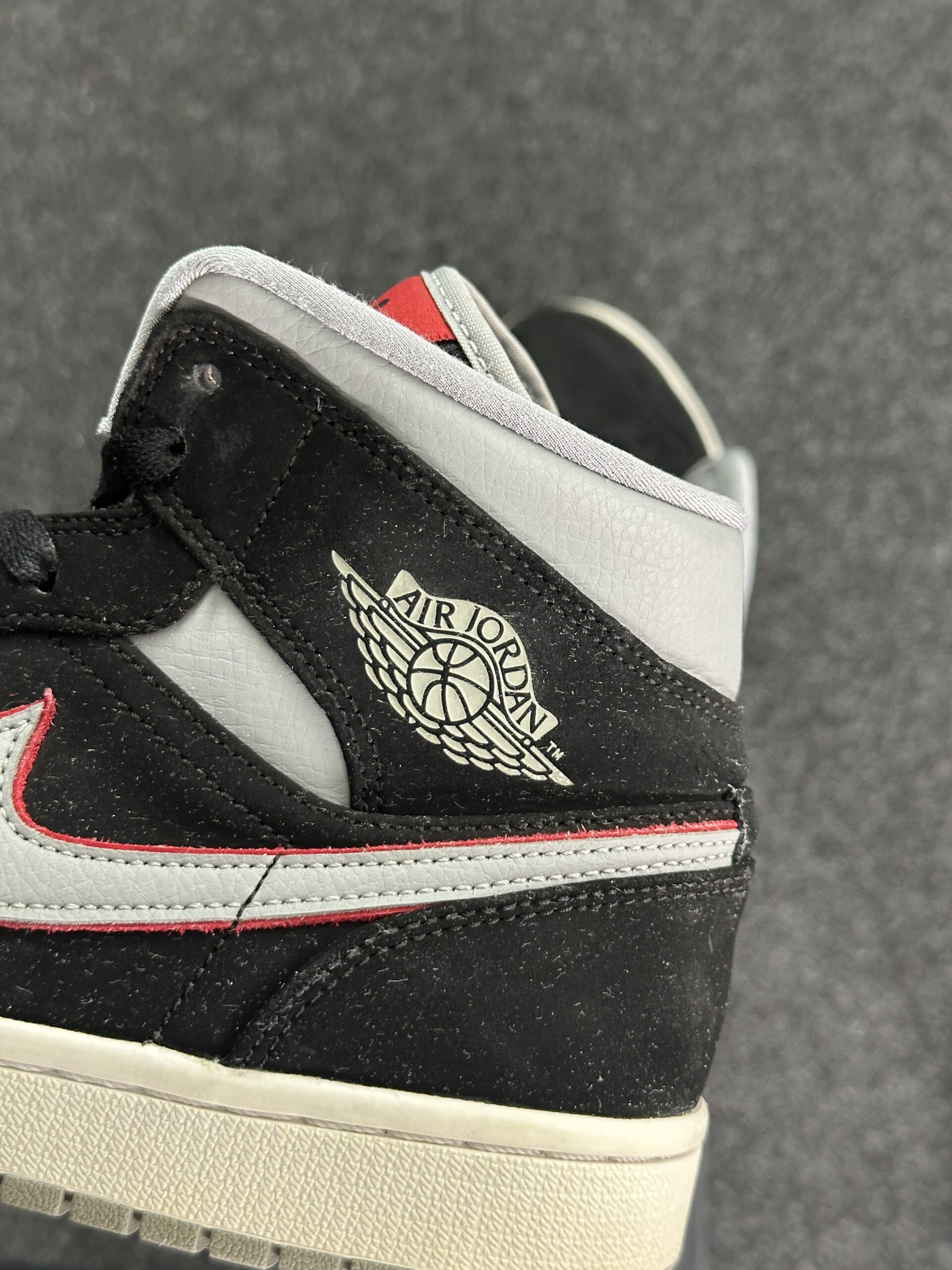 Air Jordan 1 Mid Black Particle Grey Gym Red 554724-060 taglia EU 41 vista logo