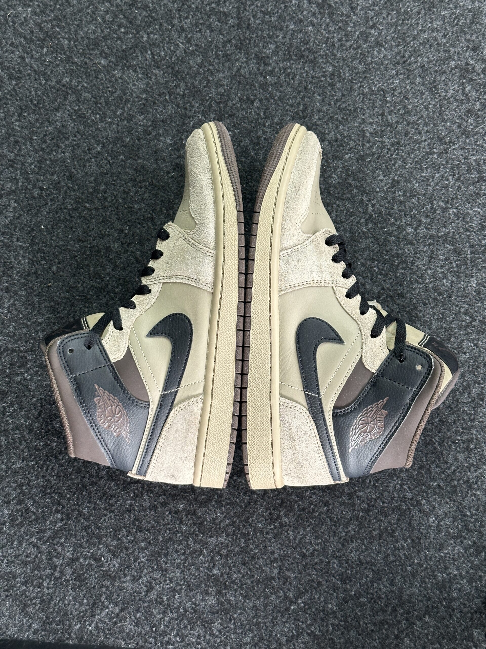 Air Jordan 1 Mid Khaki Baroque Brown HV6422-200 taglia EU 41 vista esterna