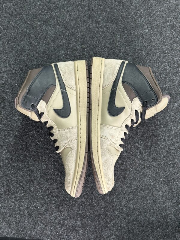 Air Jordan 1 Mid Khaki Baroque Brown HV6422-200 taglia EU 41 vista interna