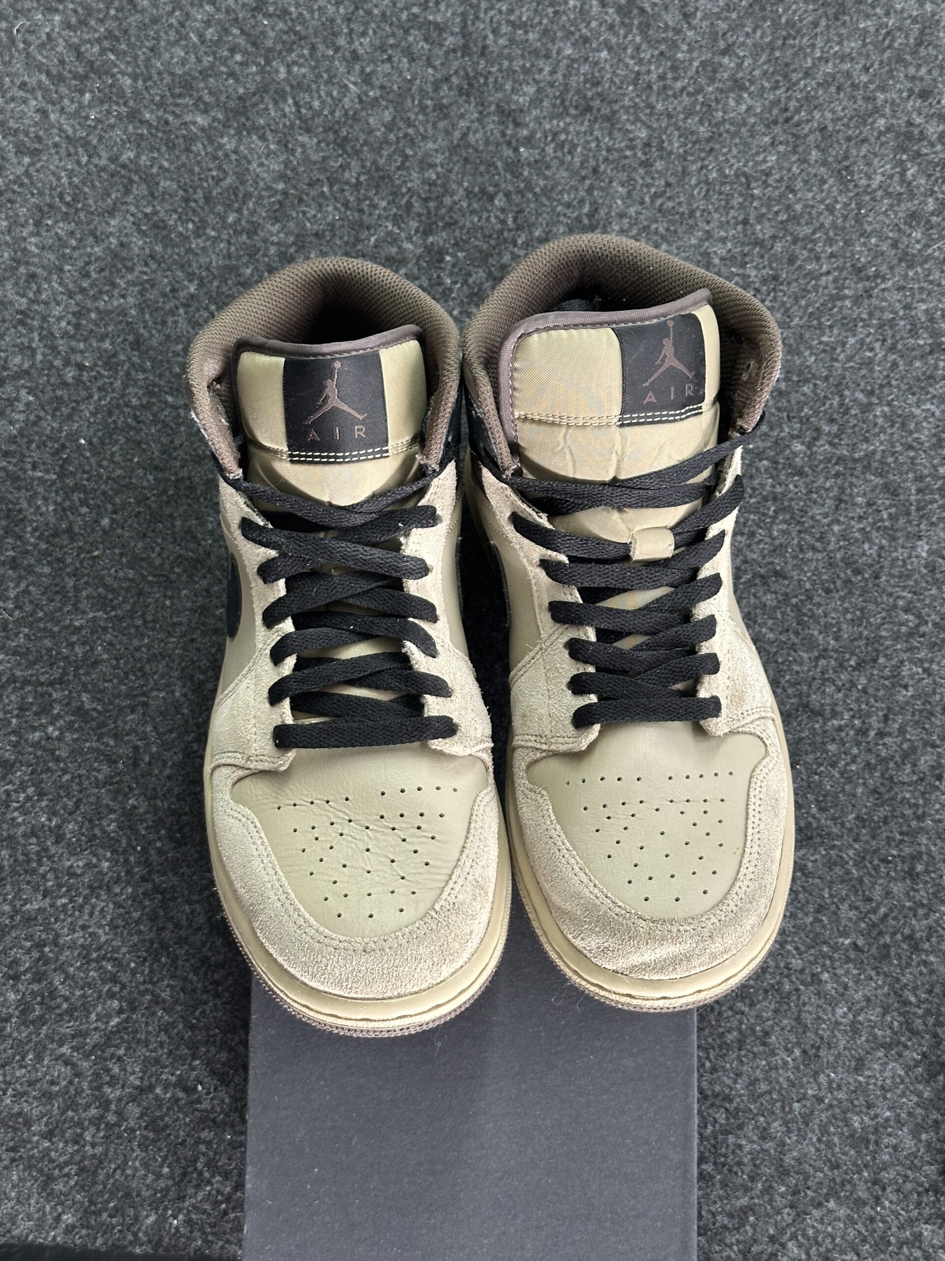 Air Jordan 1 Mid Khaki Baroque Brown HV6422-200 taglia EU 41 vista punta
