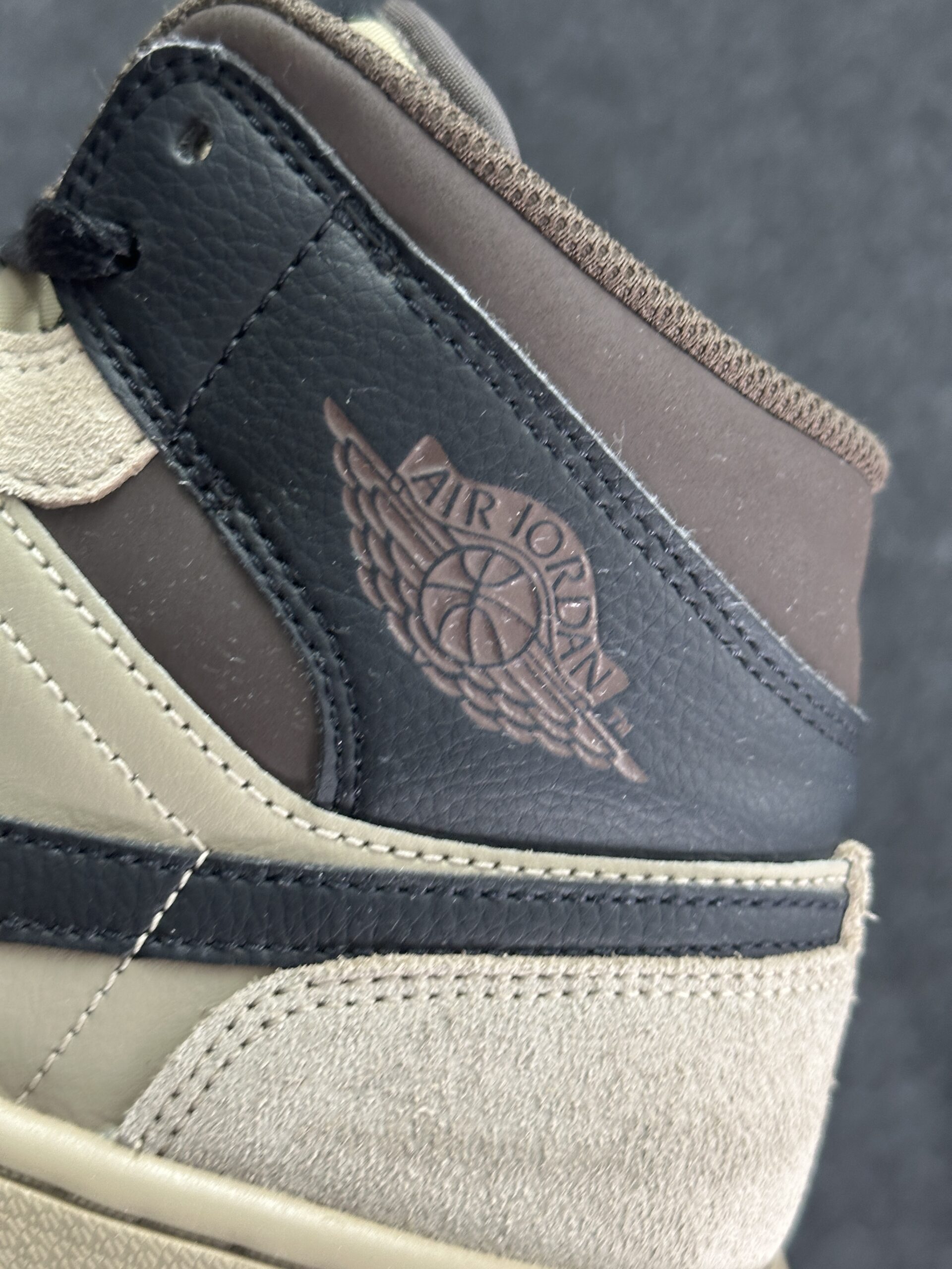 Air Jordan 1 Mid Khaki Baroque Brown HV6422-200 taglia EU 41 vista logo