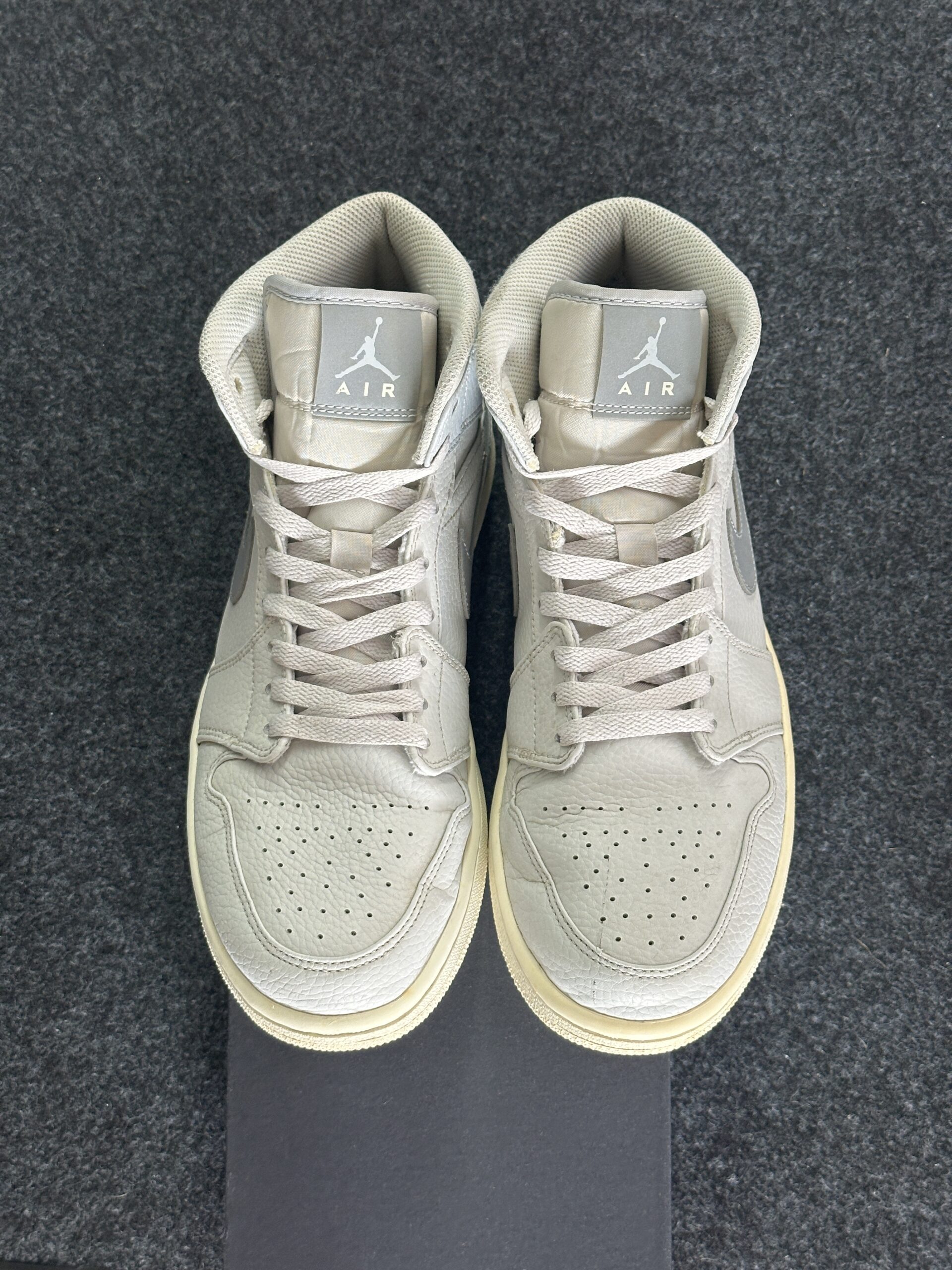 Air Jordan 1 Mid SE Grey Fog 852542-003 taglia EU 44 vista punta