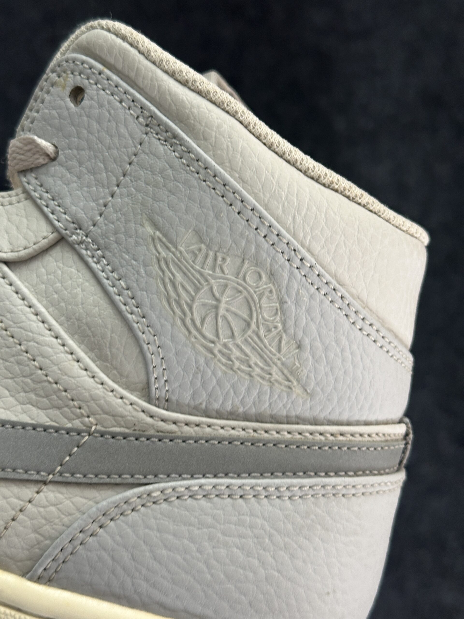 Air Jordan 1 Mid SE Grey Fog 852542-003 taglia EU 44 vista logo