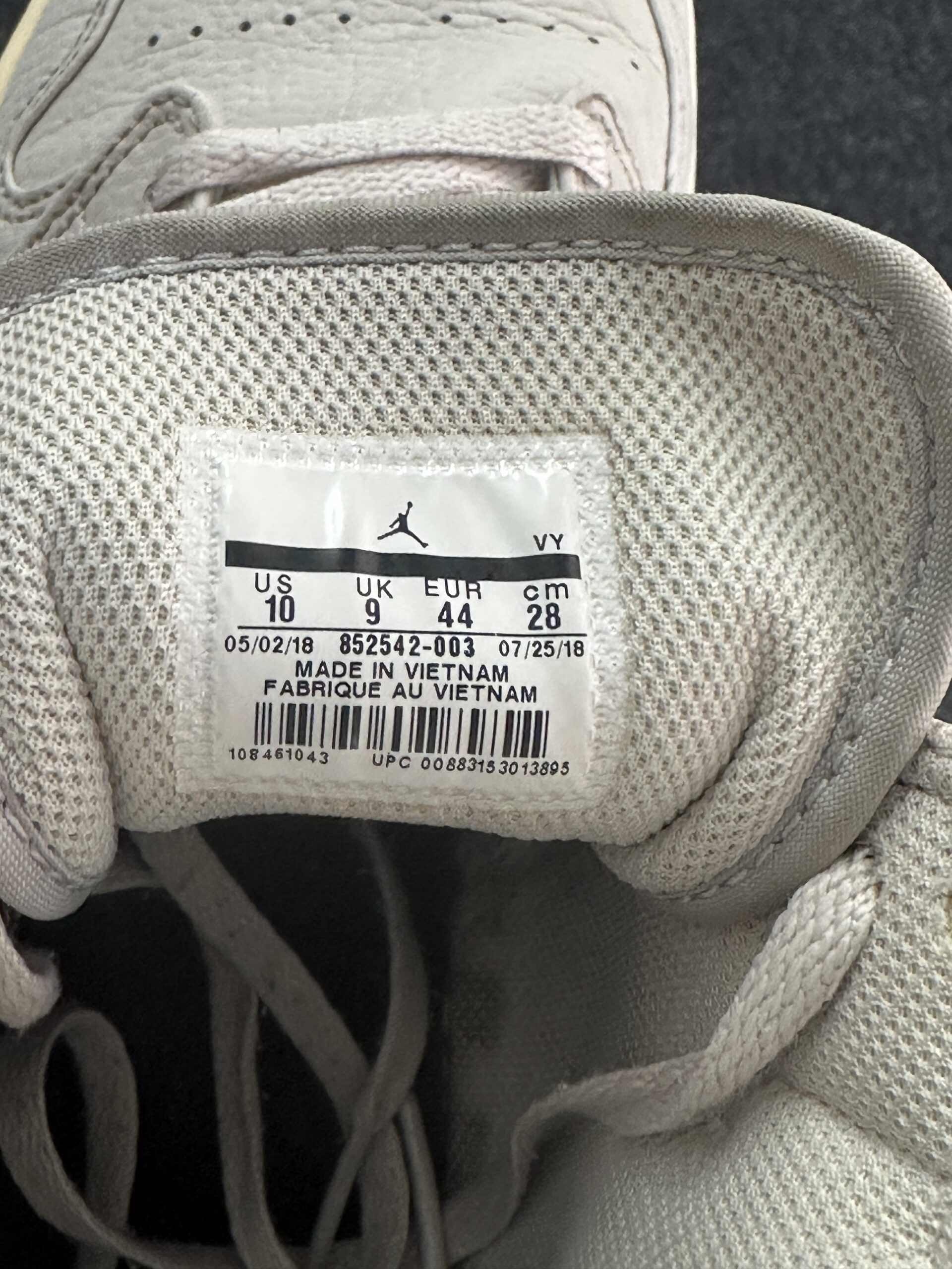 Air Jordan 1 Mid SE Grey Fog 852542-003 taglia EU 44 vista label