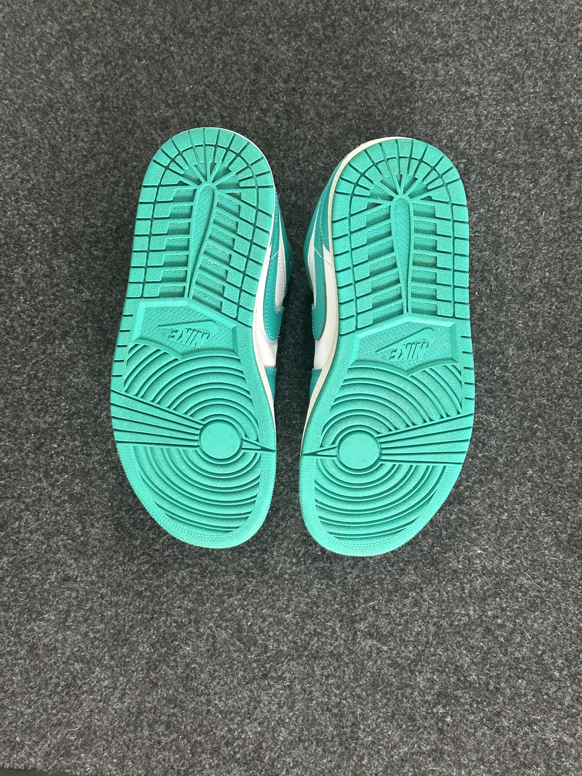 Air Jordan 1 Low New Emerald DC0774-132 taglia EU 40 vista suole
