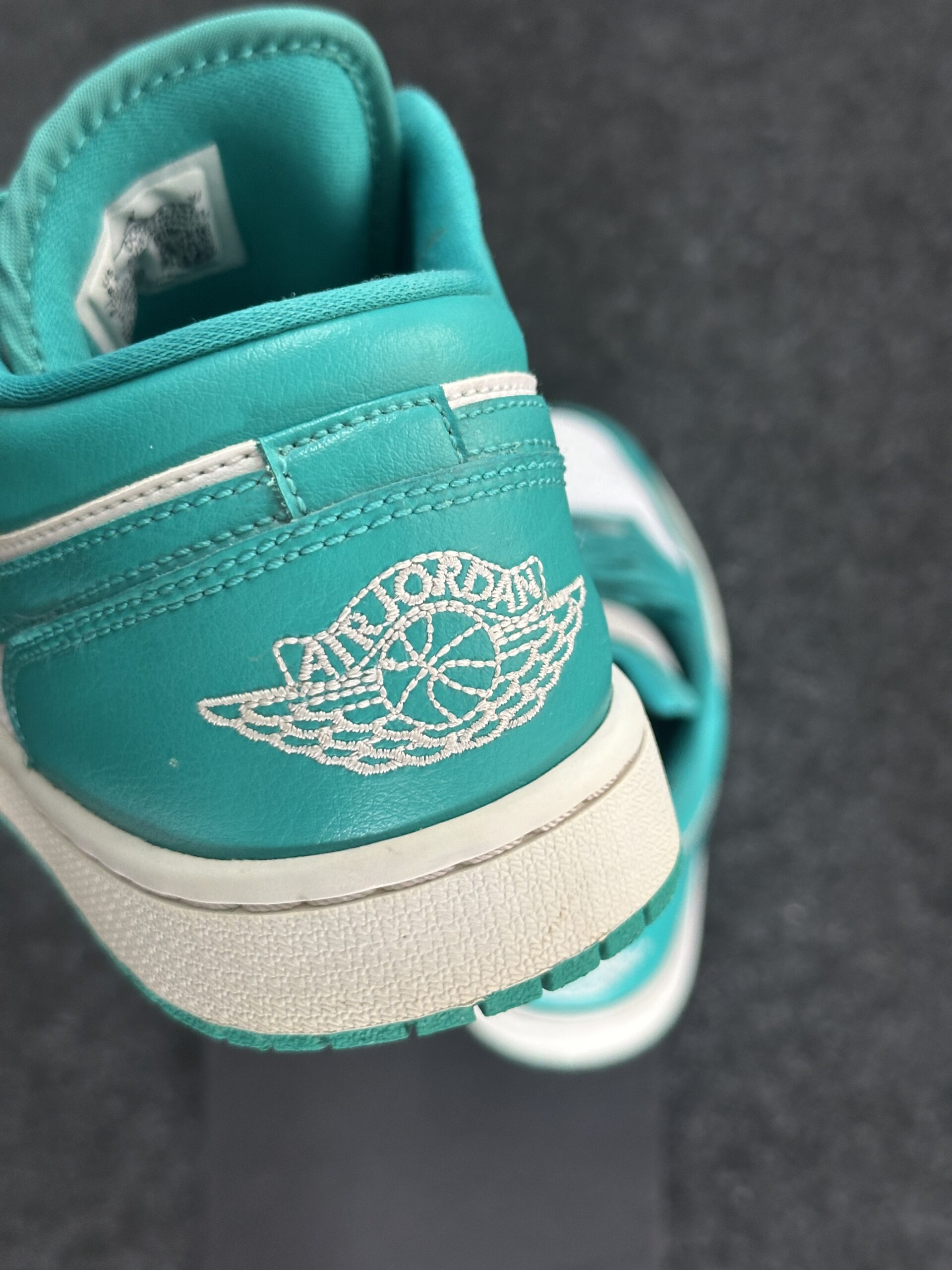 Air Jordan 1 Low New Emerald DC0774-132 taglia EU 40 vista logo