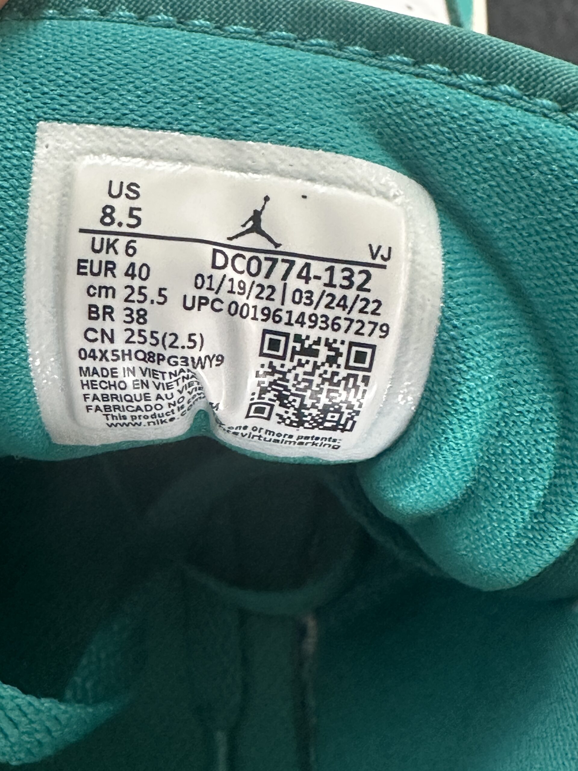 Air Jordan 1 Low New Emerald DC0774-132 taglia EU 40 vista label