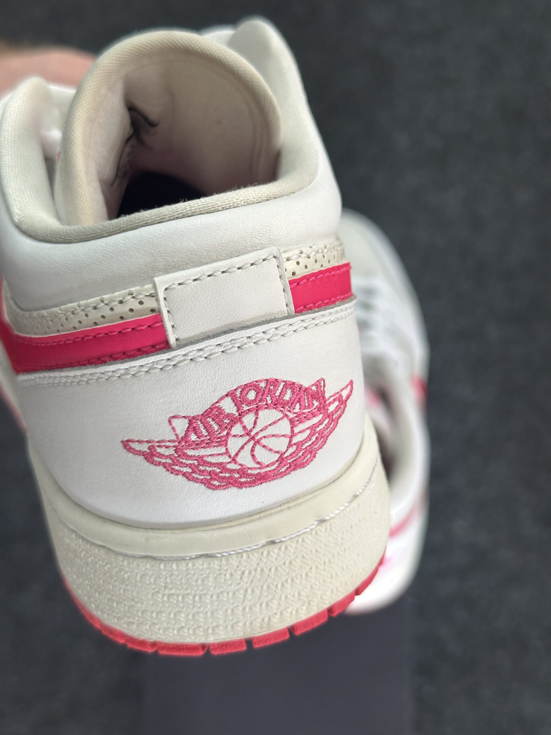 Air Jordan 1 Low Pink Iridescent White 554723-109 taglia EU 40 vista logo