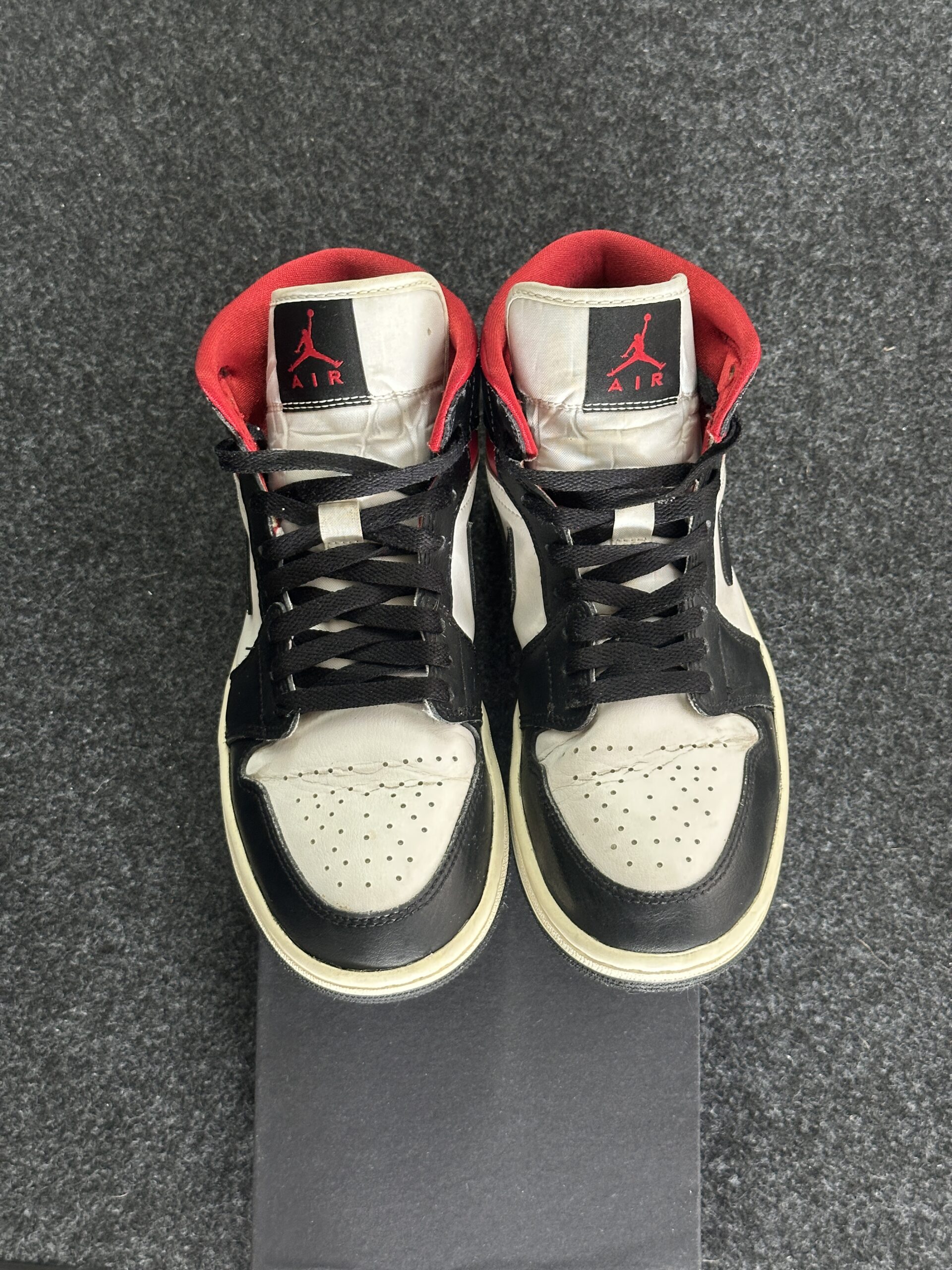 Air Jordan 1 Mid Black Gym Red BQ6472-061 taglia EU 40 vista punta