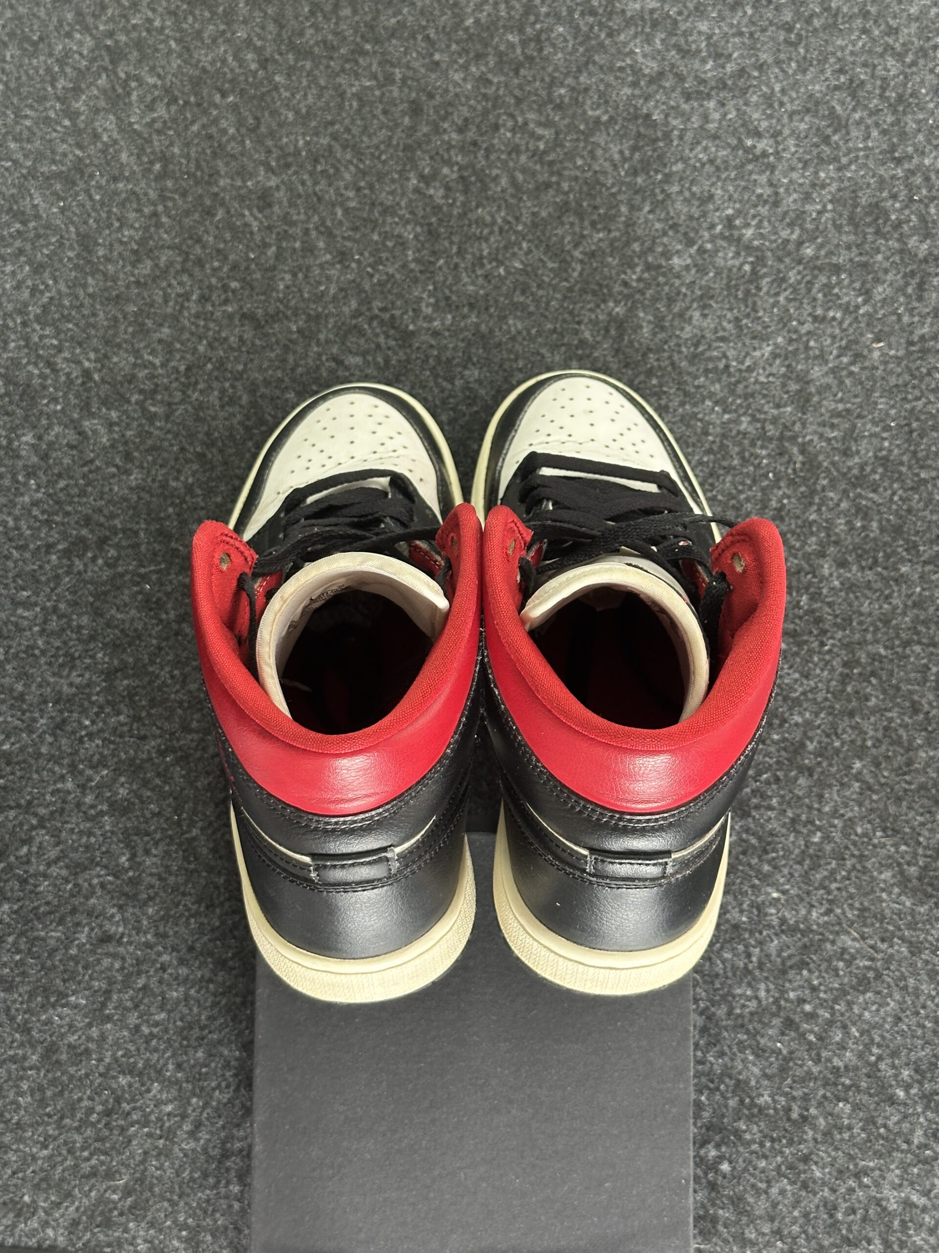 Air Jordan 1 Mid Black Gym Red BQ6472-061 taglia EU 40 vista tallone