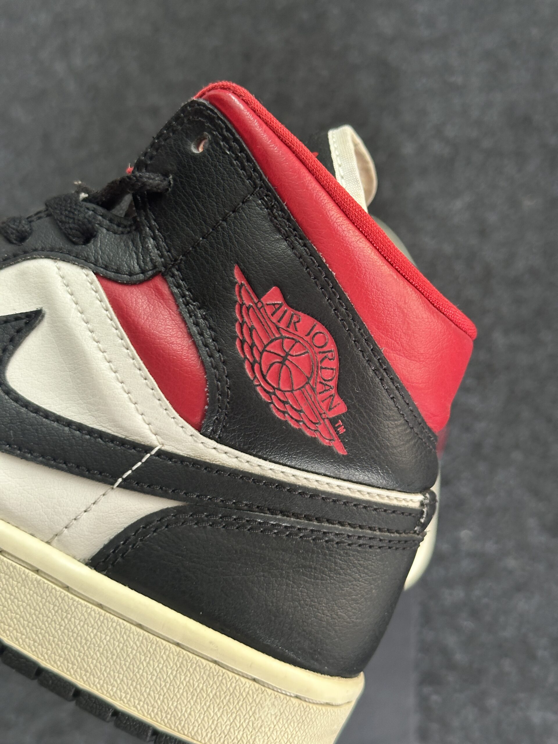 Air Jordan 1 Mid Black Gym Red BQ6472-061 taglia EU 40 vista logo