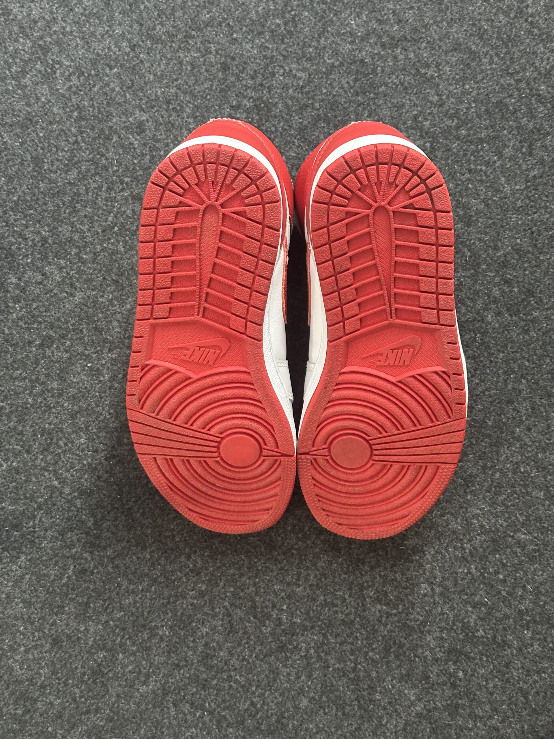 Air Jordan 1 Retro High OG Heritage 555088-161 taglia EU 41 vista suole