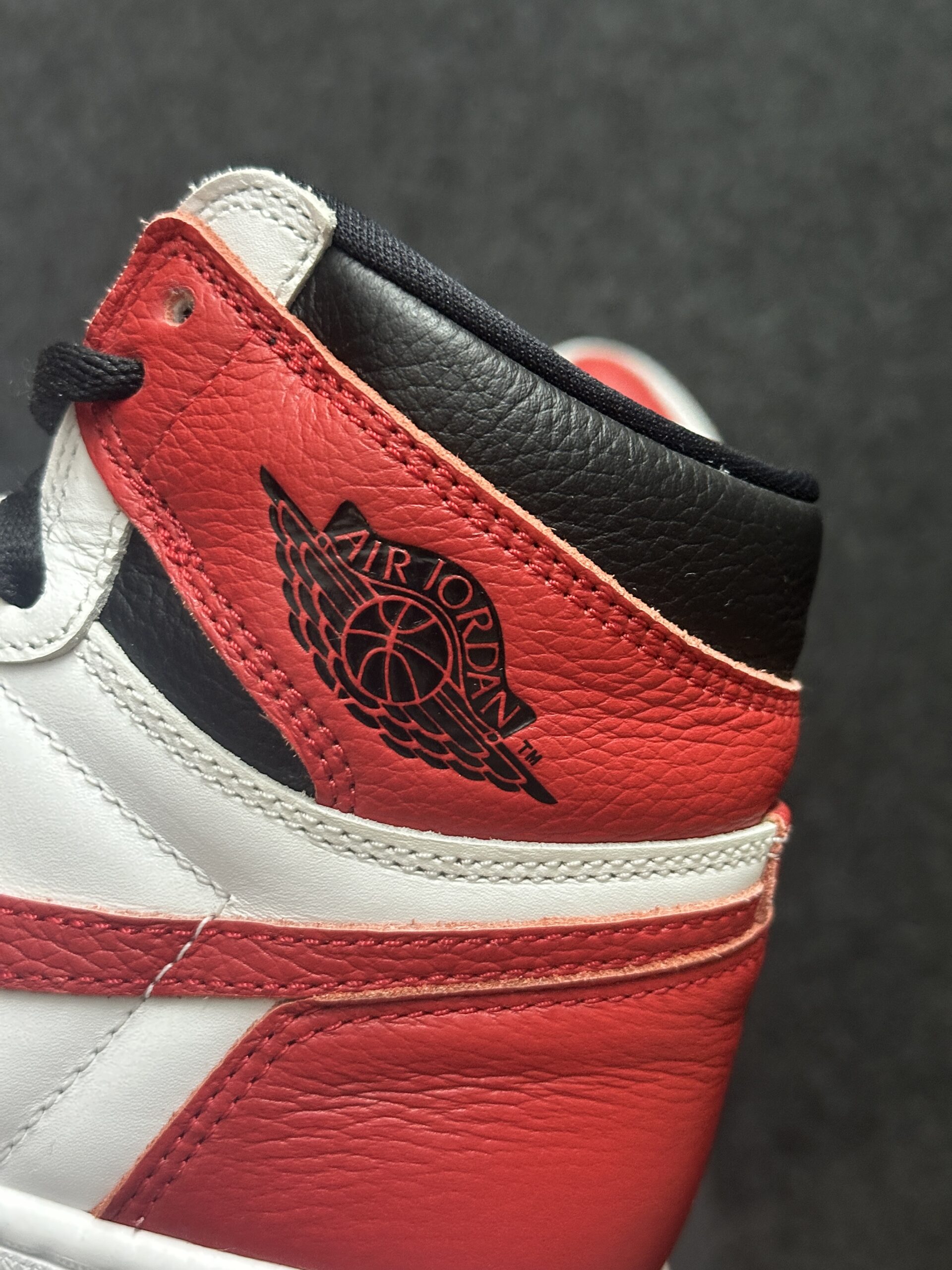 Air Jordan 1 Retro High OG Heritage 555088-161 taglia EU 41 vista logo