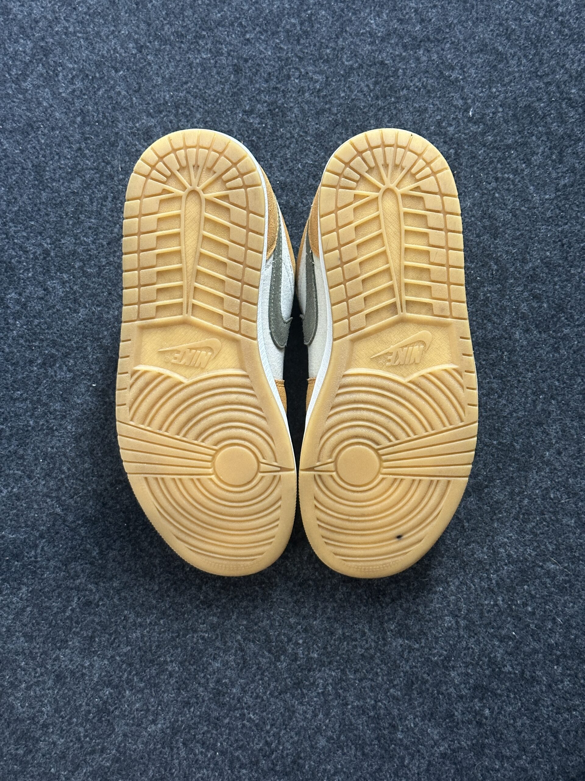 Air Jordan 1 Low SE Light Curry DH6931-102 taglia EU 42 vista suole