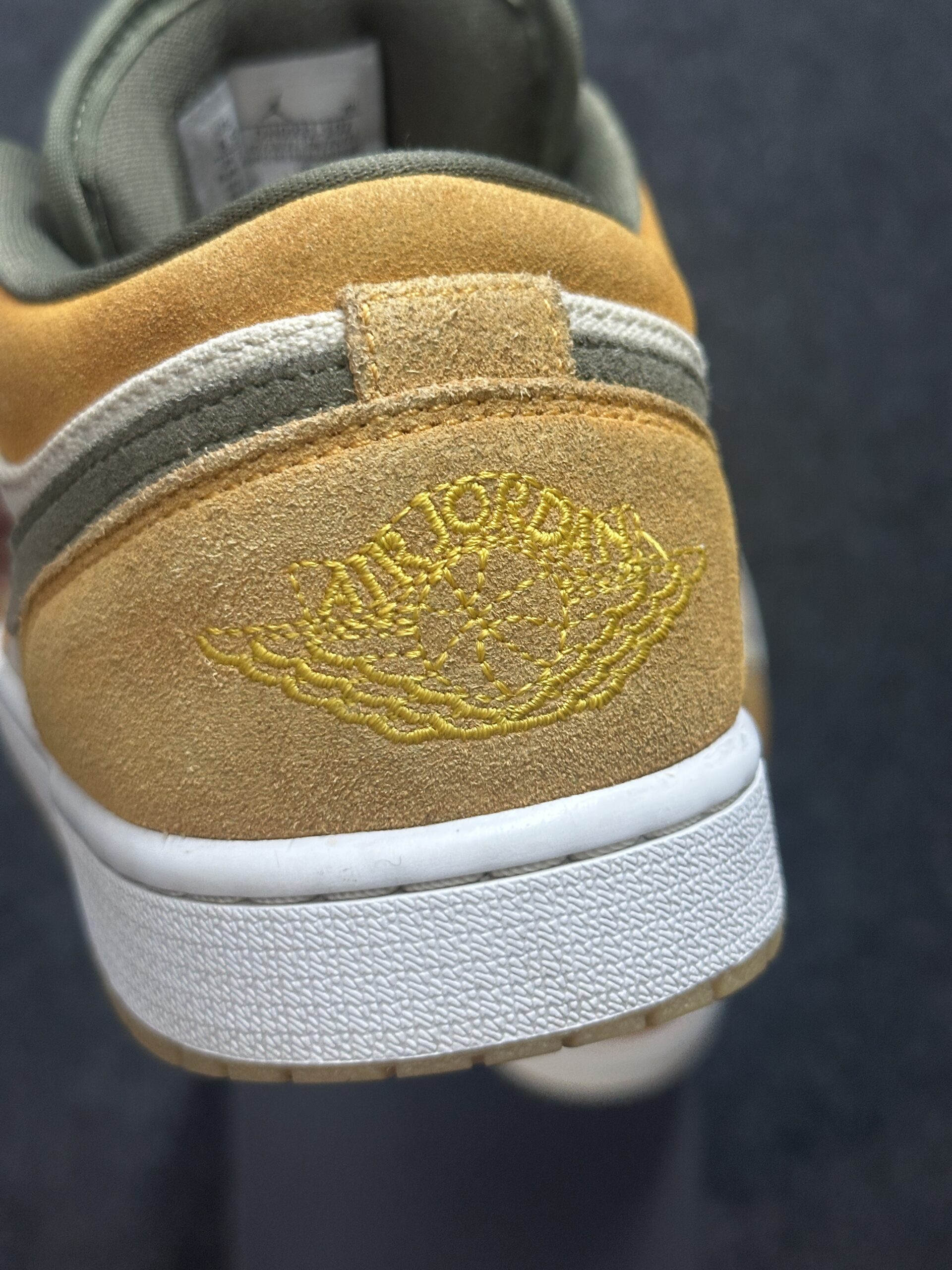Air Jordan 1 Low SE Light Curry DH6931-102 taglia EU 42 vista logo