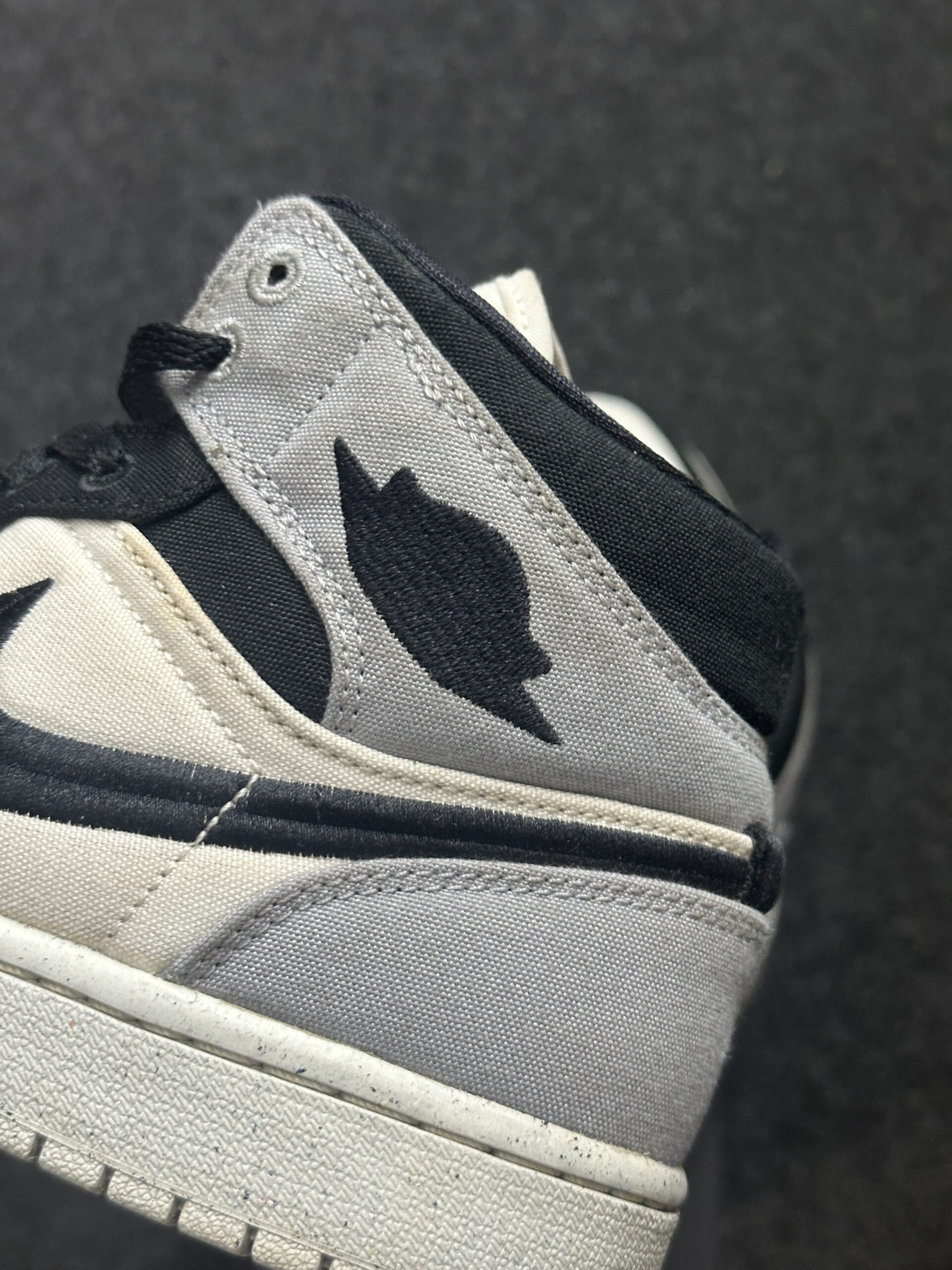 Air Jordan 1 Mid SE Canvas Light Steel Grey DV0427-100 taglia EU 40 vista logo