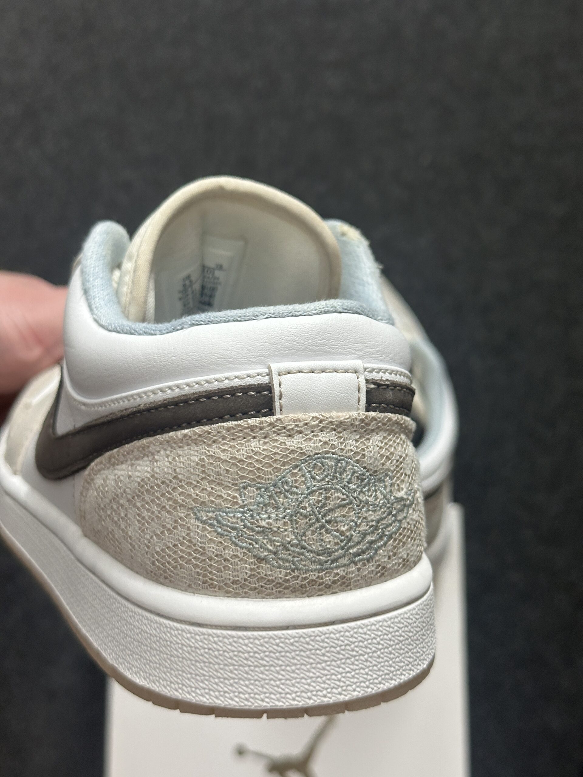 Air Jordan 1 Low Coral Reef IB8859-101 taglia EU 41 vista logo