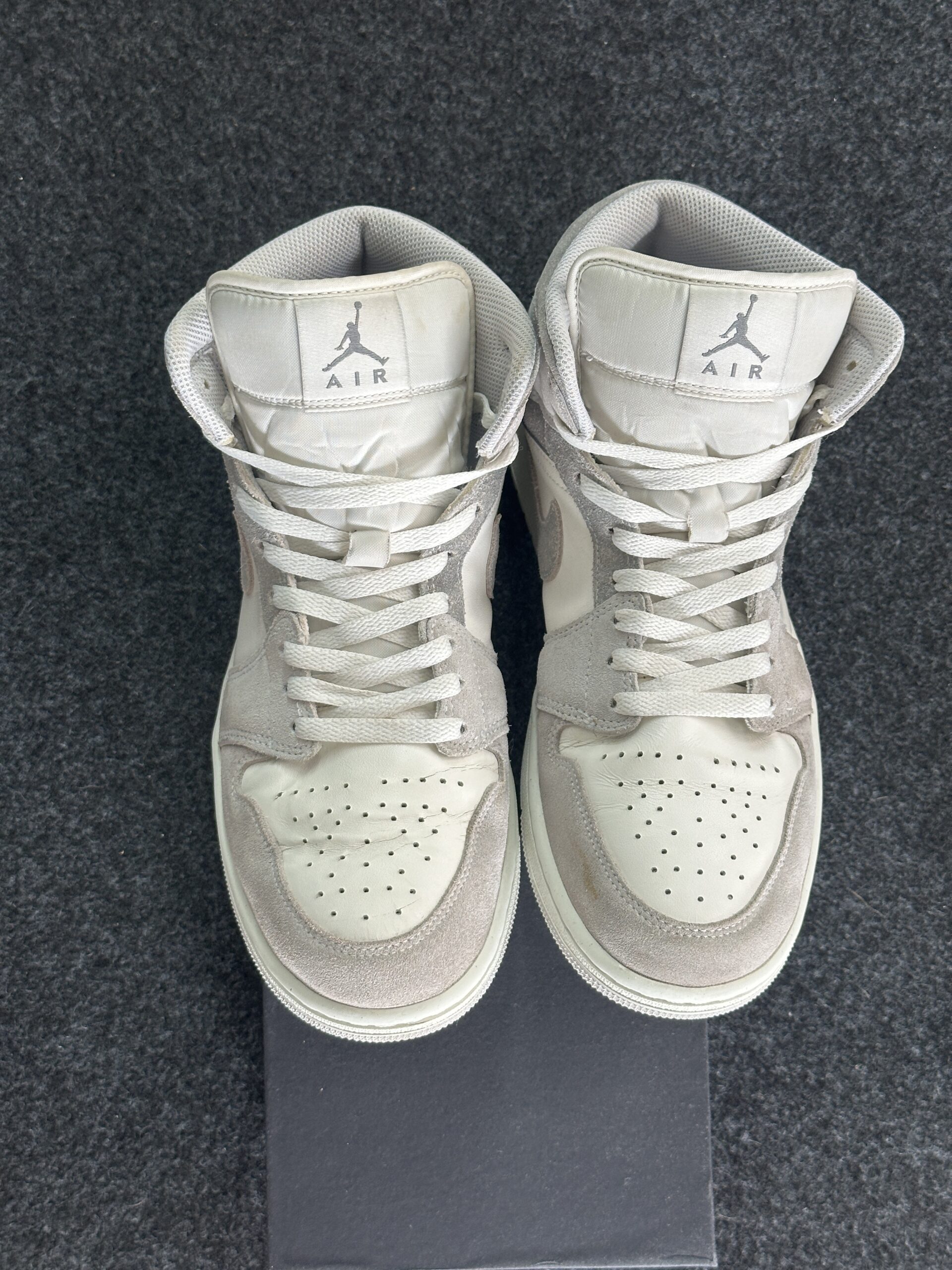 Air Jordan 1 Mid Grey Suede FQ7720-002 taglia EU 43 vista punta