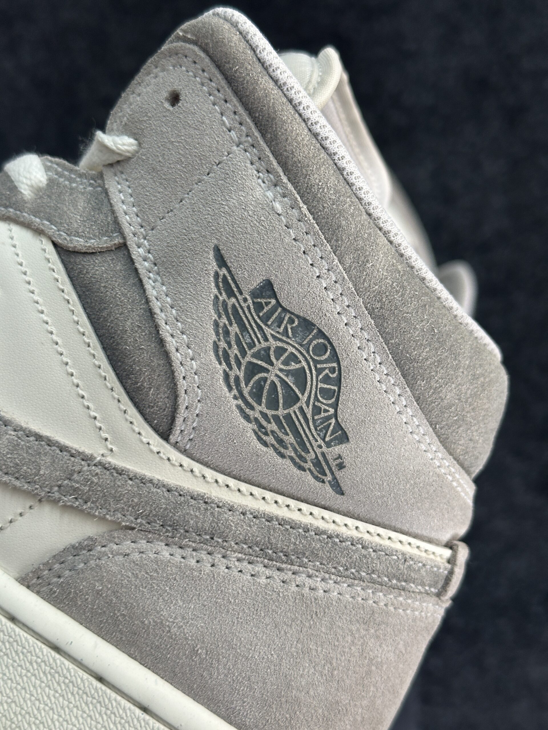 Air Jordan 1 Mid Grey Suede FQ7720-002 taglia EU 43 vista logo