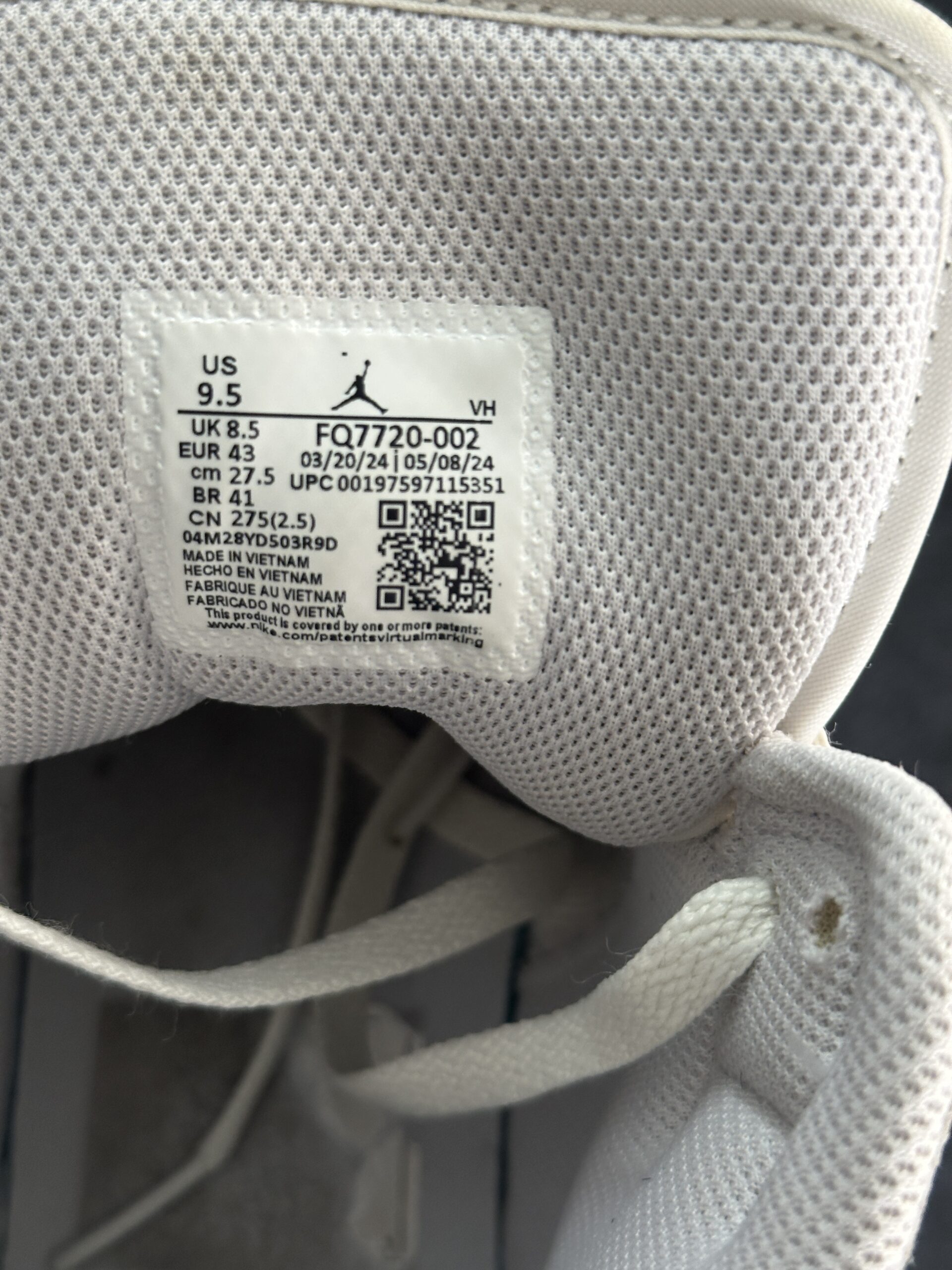 Air Jordan 1 Mid Grey Suede FQ7720-002 taglia EU 43 vista label