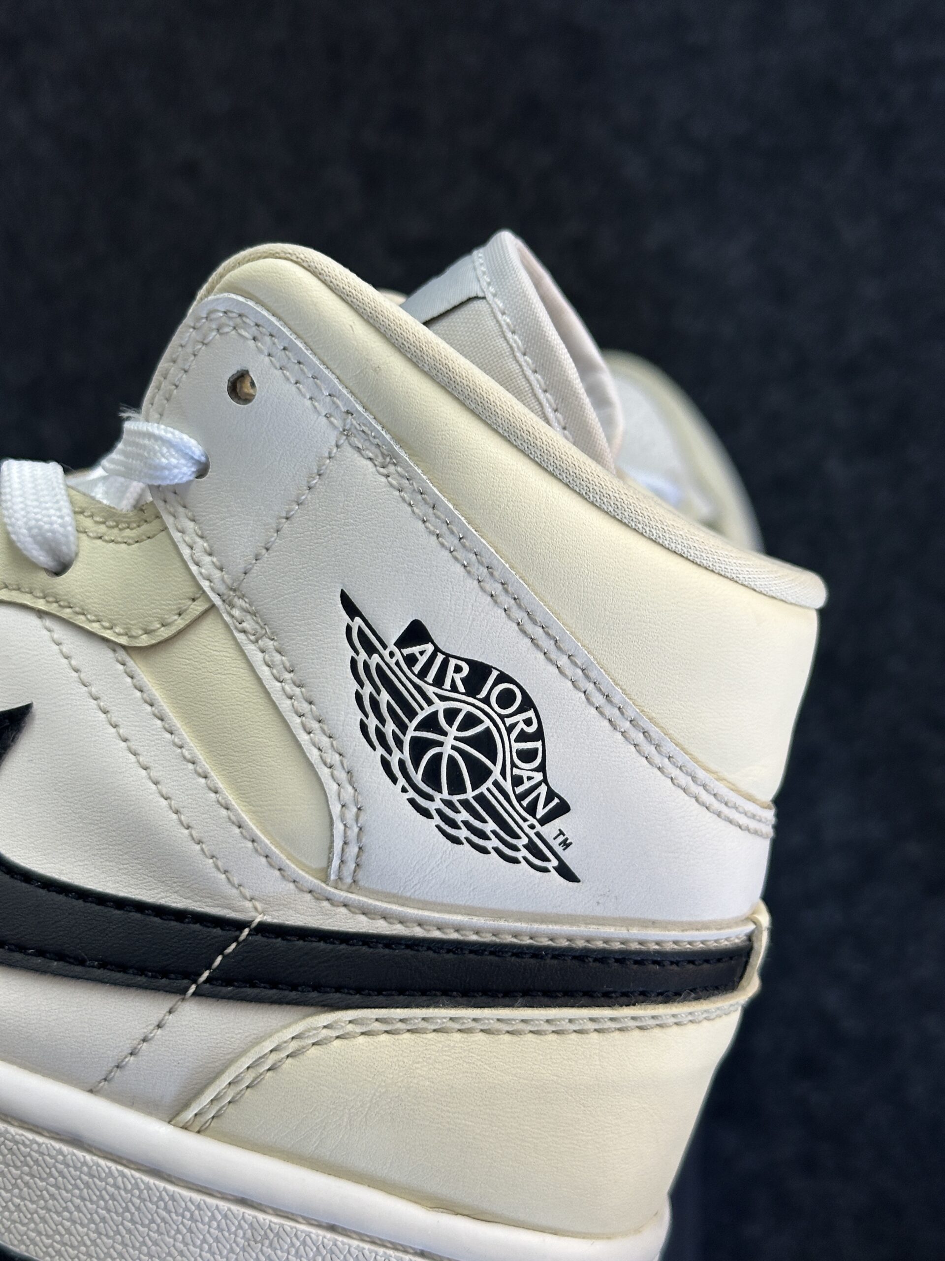 Air Jordan 1 Mid Coconut Milk BQ6472-121 taglia EU 41 vista logo