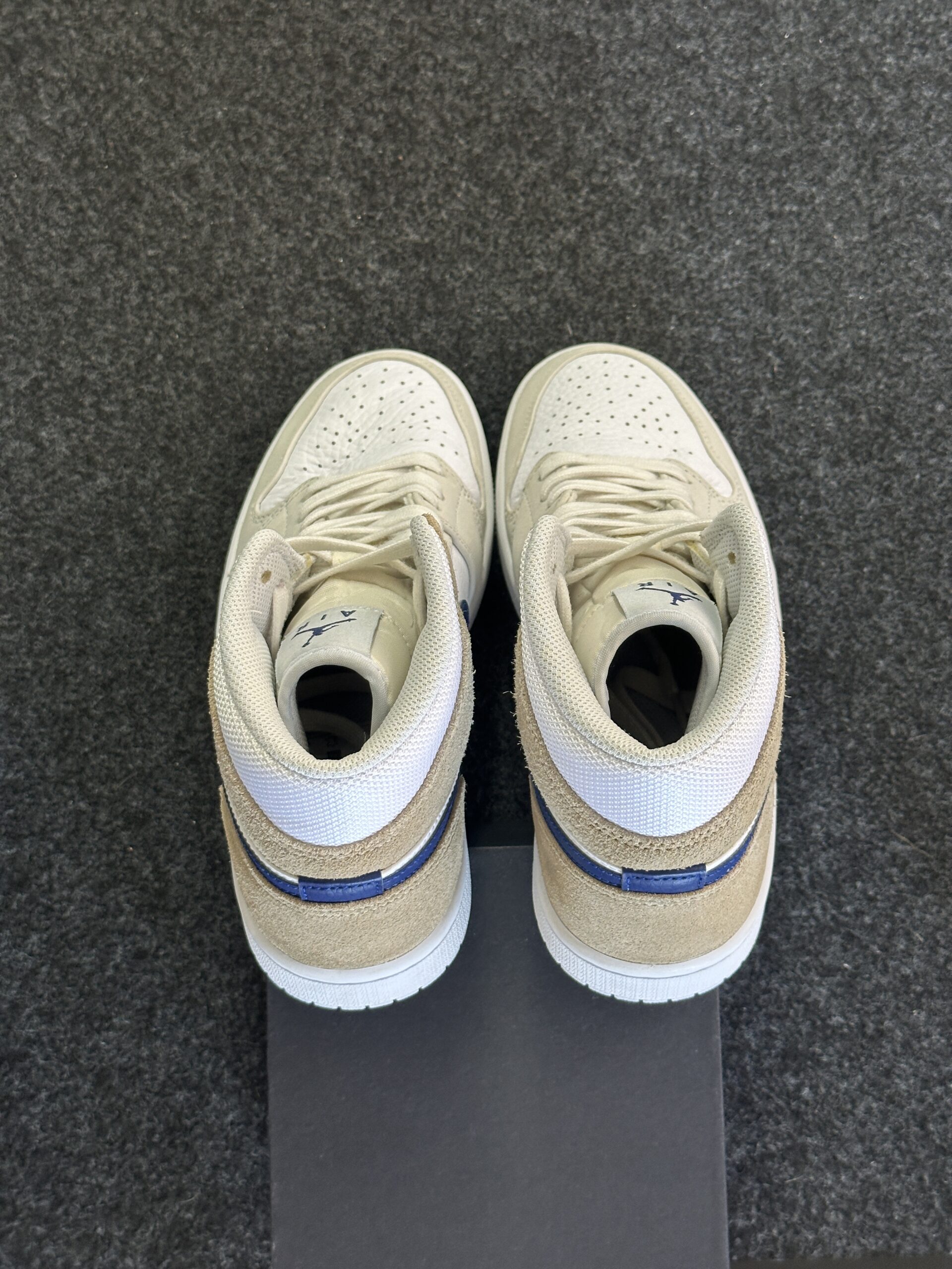 Air Jordan 1 Mid Tan Suede DO6726-100 taglia EU 40 vista tallone