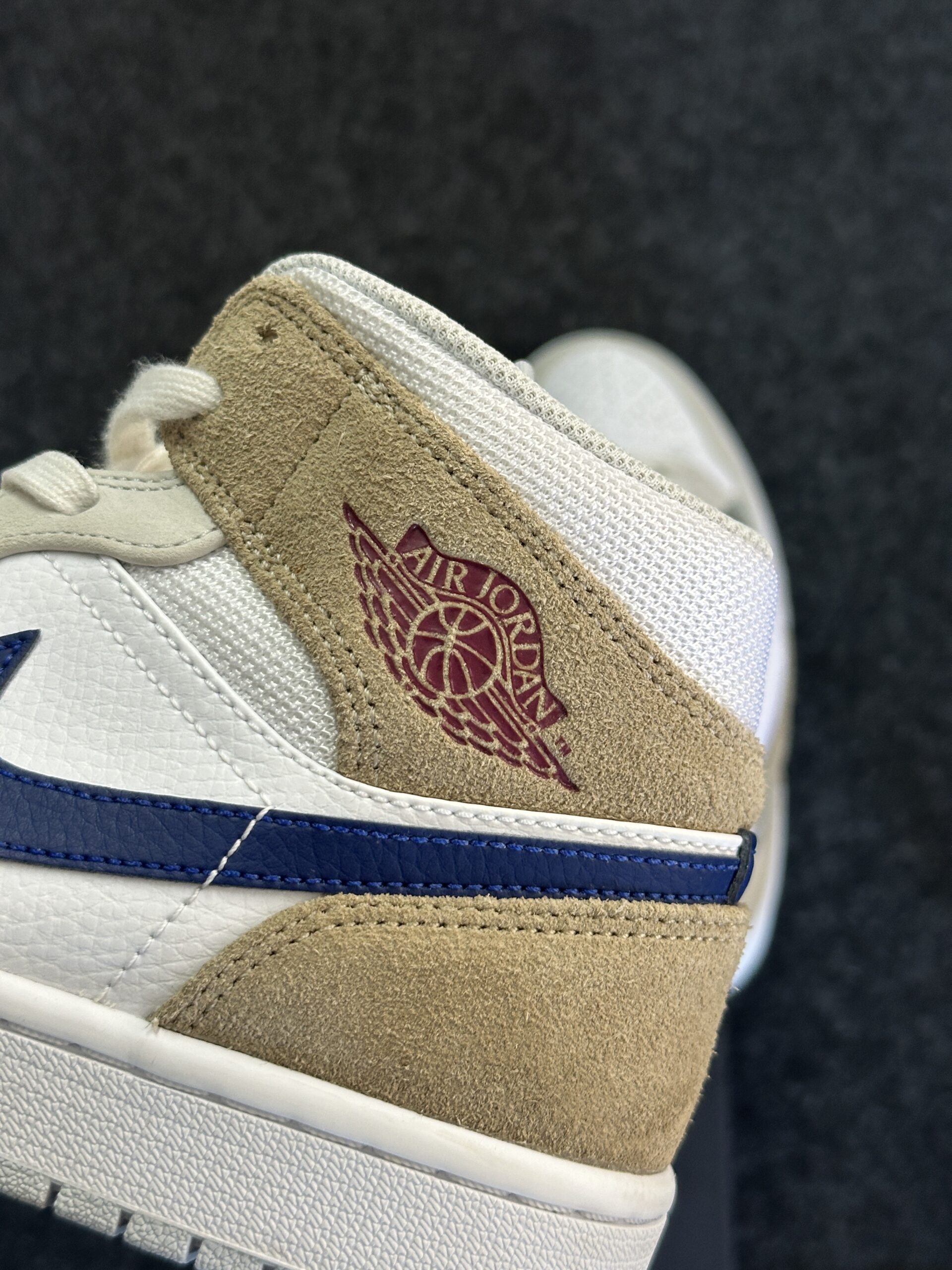 Air Jordan 1 Mid Tan Suede DO6726-100 taglia EU 40 vista logo