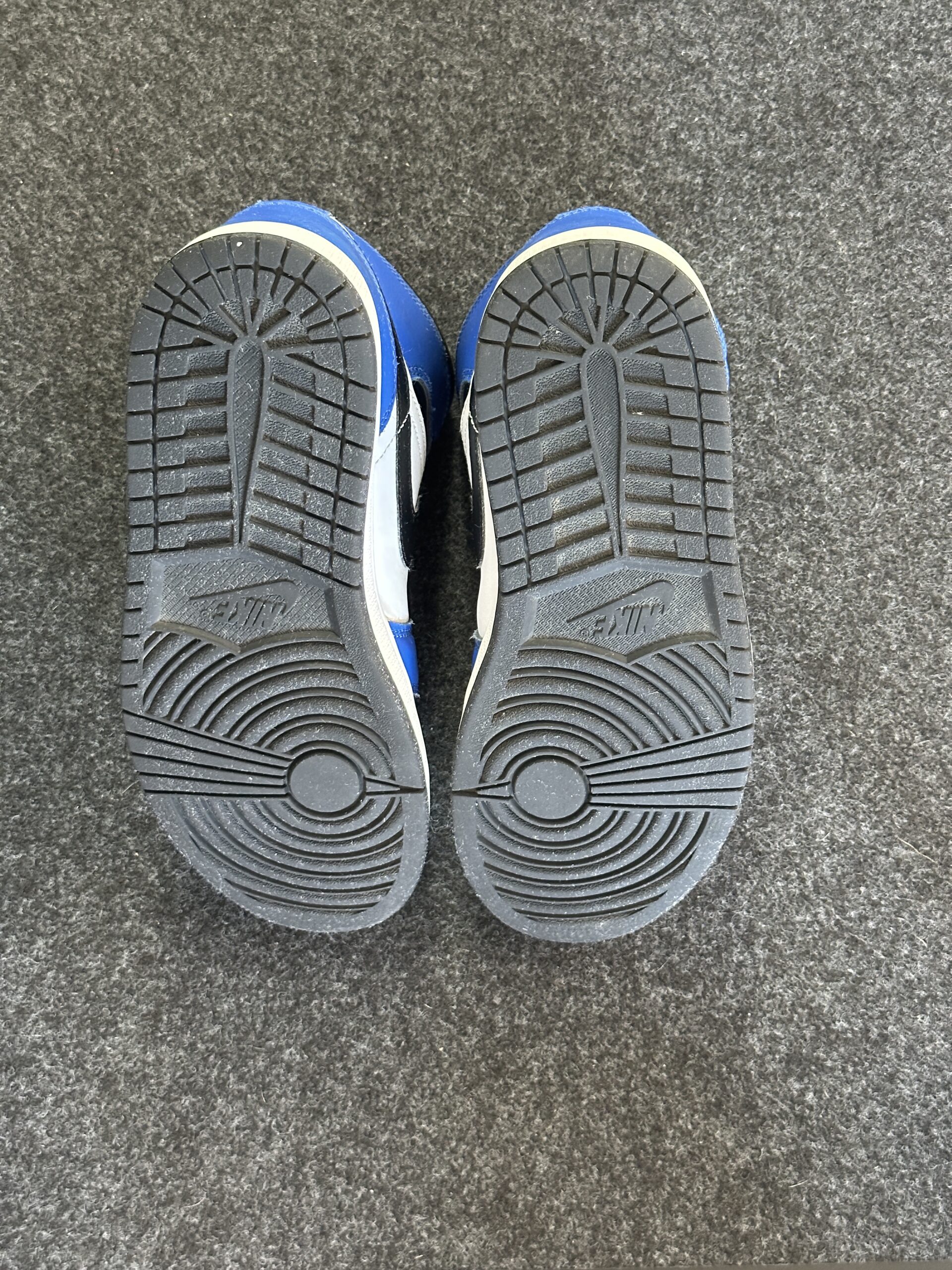 Air Jordan 1 Mid French Blue Fire Red DQ8426-402 taglia EU 42 vista suole