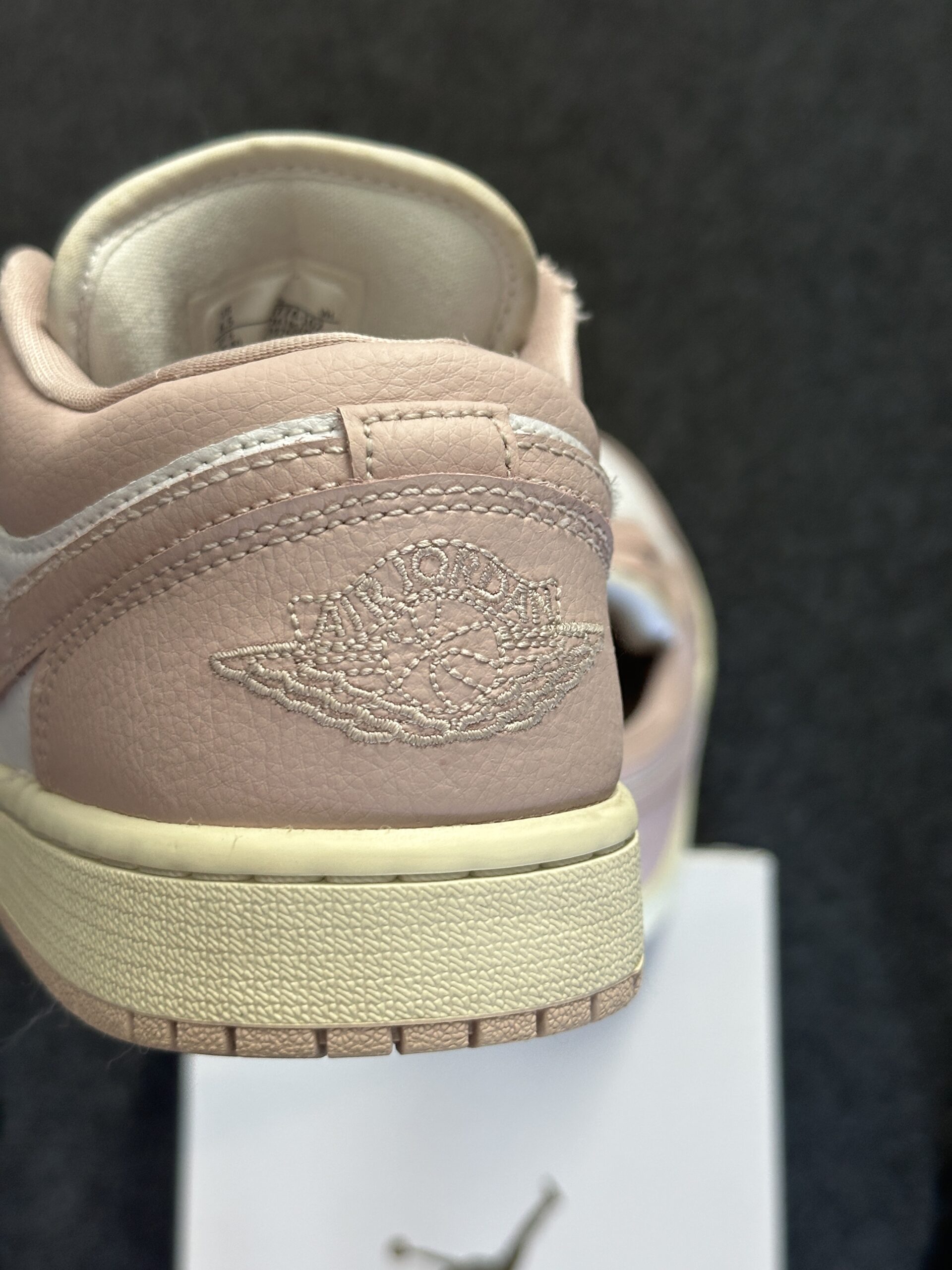 Air Jordan 1 Low Pink Oxford DC0774-162 taglia EU 40 vista logo
