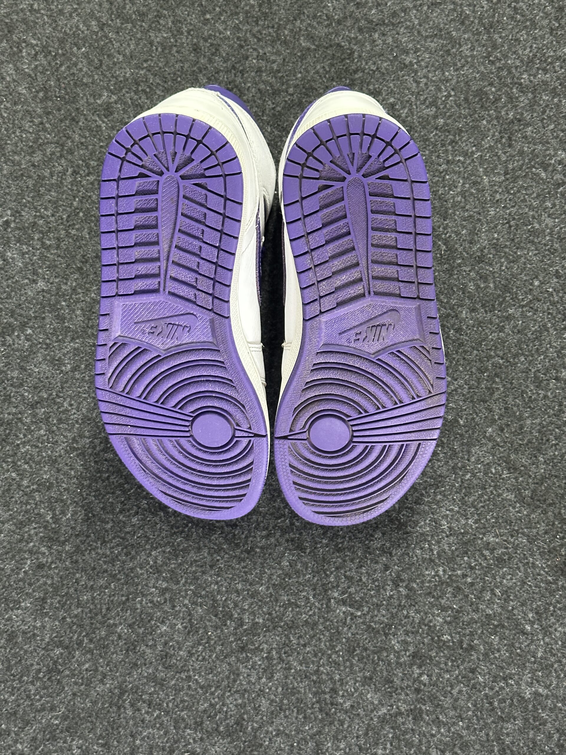 Air Jordan 1 Retro High OG Court Purple CD0461-151 taglia EU 41 vista suole