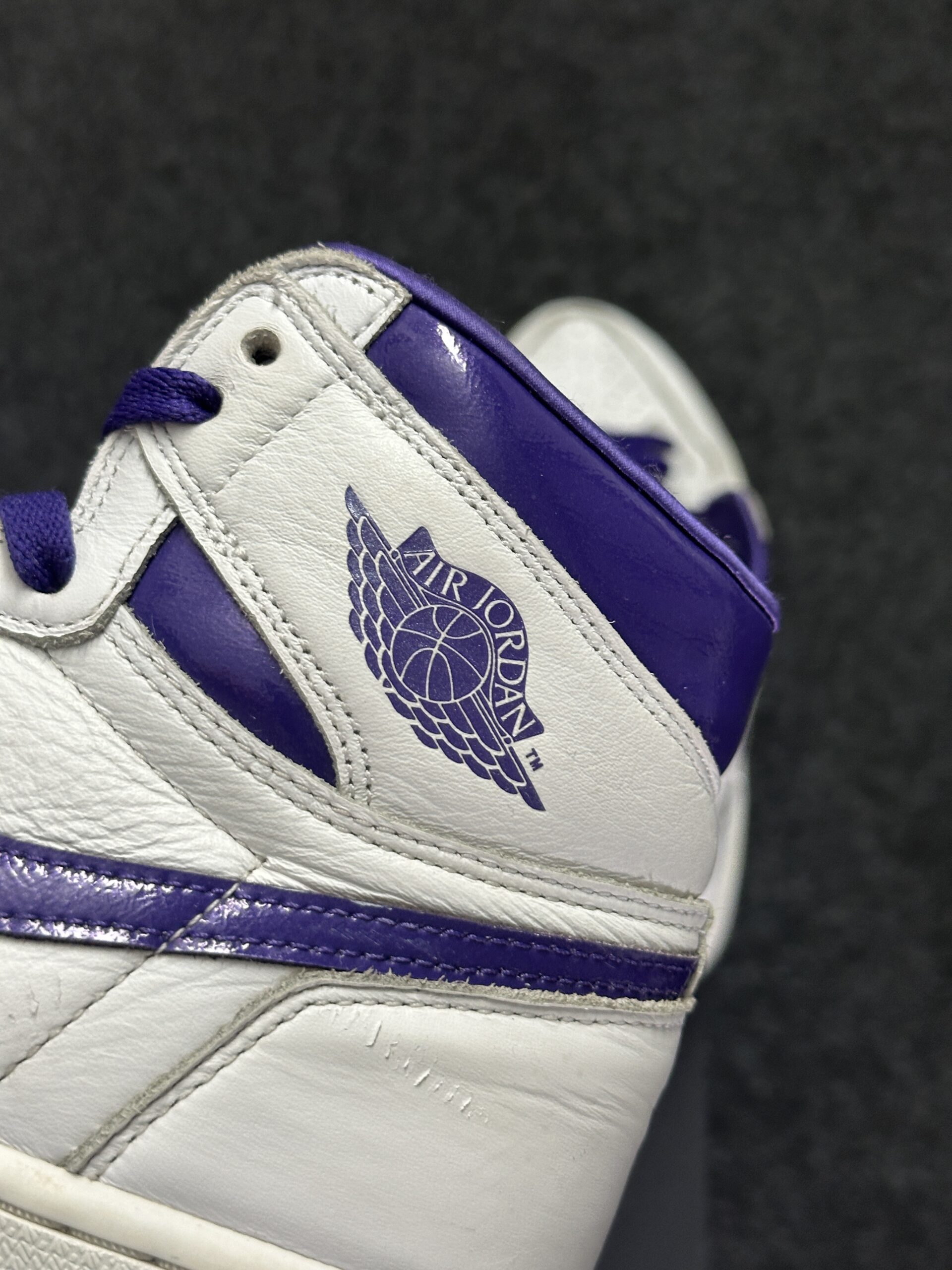 Air Jordan 1 Retro High OG Court Purple CD0461-151 taglia EU 41 vista logo