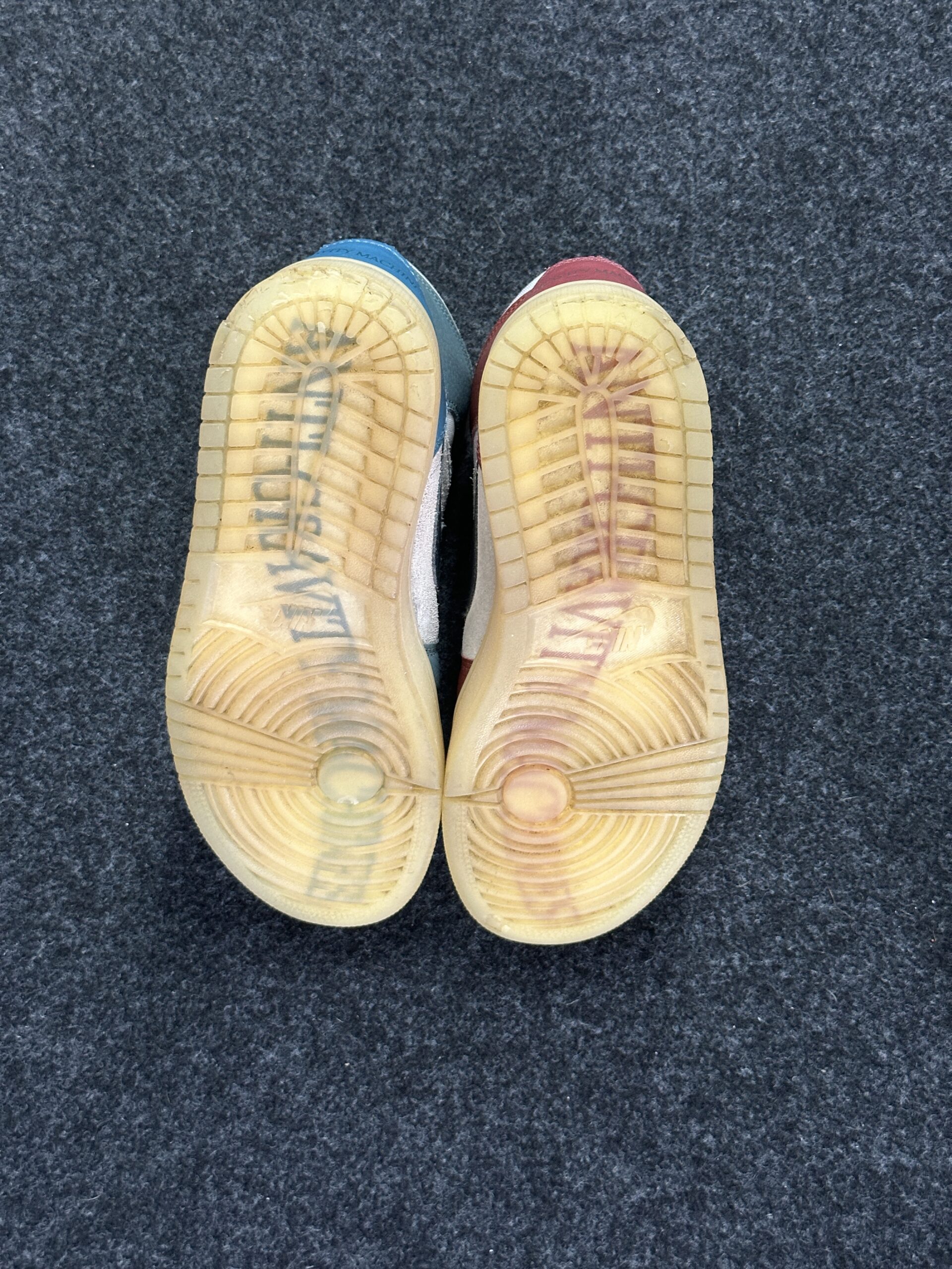 Air Jordan 1 Mid Anti-Gravity Machines DM9601-200 taglia EU 39 vista suole