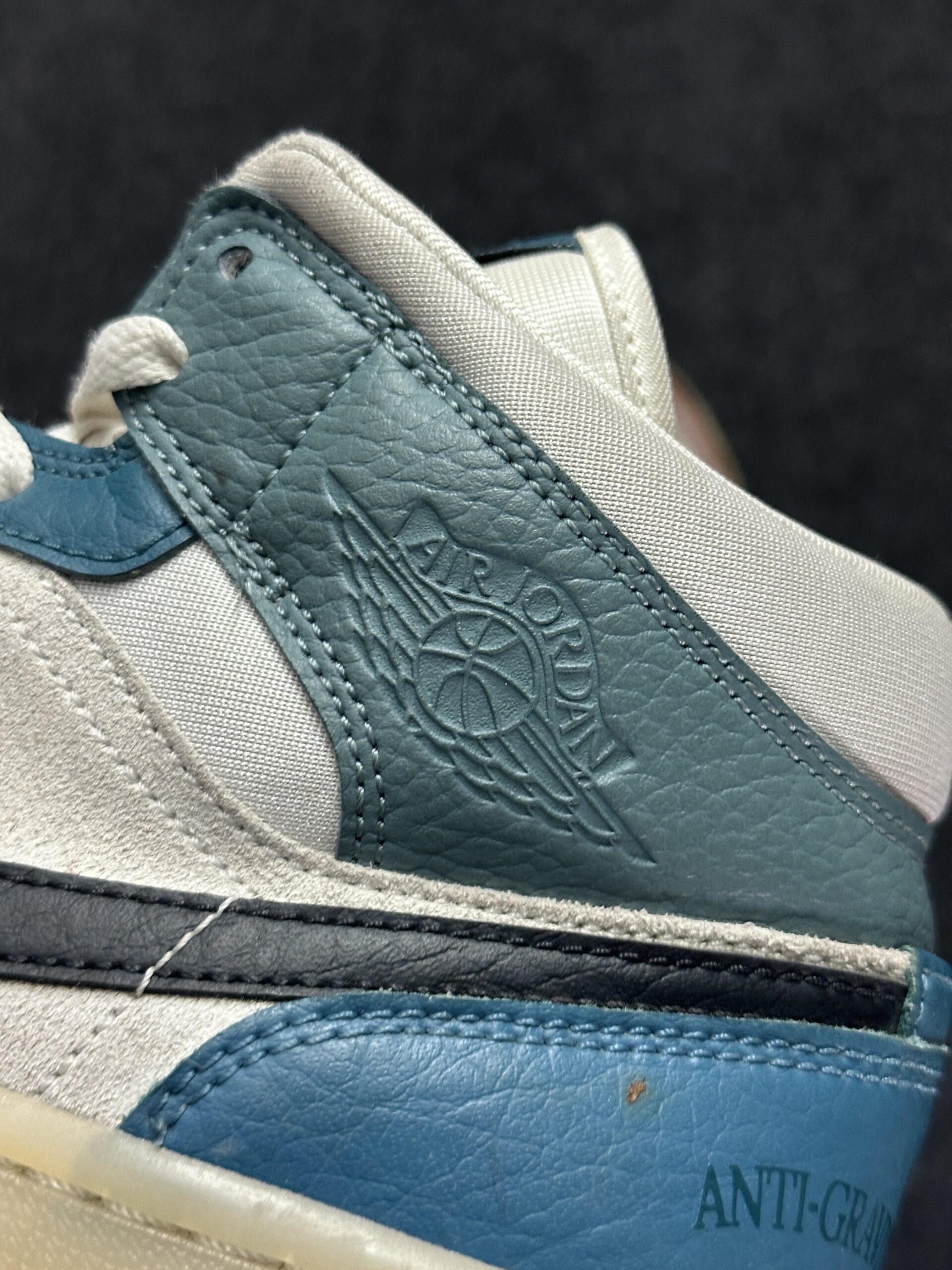 Air Jordan 1 Mid Anti-Gravity Machines DM9601-200 taglia EU 39 vista logo