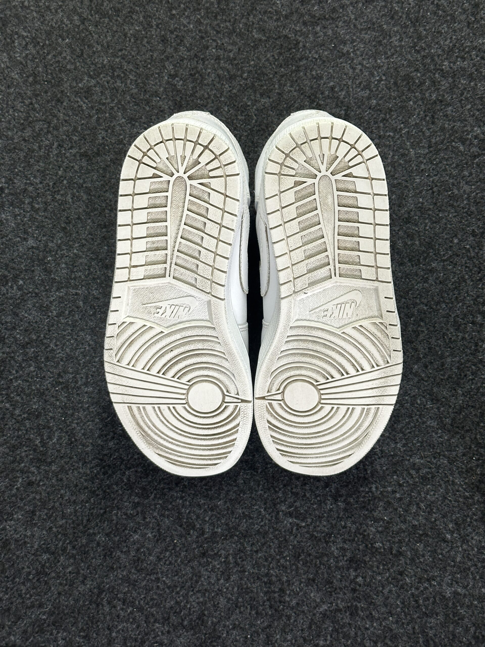 Air Jordan 1 Mid White Cool Grey 554724-100 taglia EU 41 vista suole