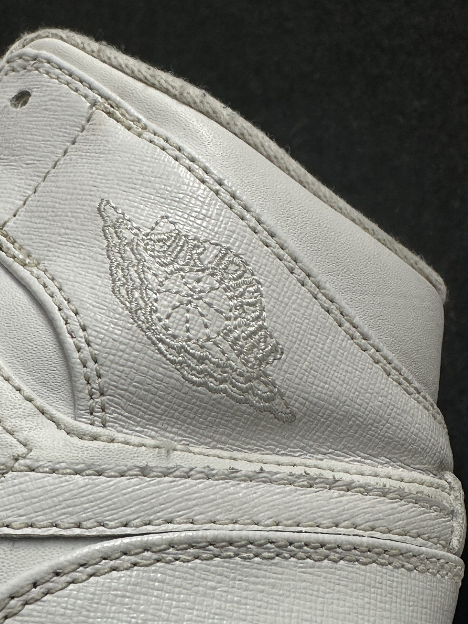 Air Jordan 1 Mid White Cool Grey 554724-100 taglia EU 41 vista logo