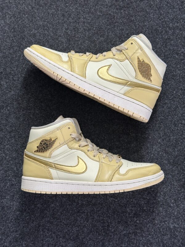 Air Jordan 1 Mid SE Pale Vanilla Gold FB9892-200 taglia EU 41 vista principale