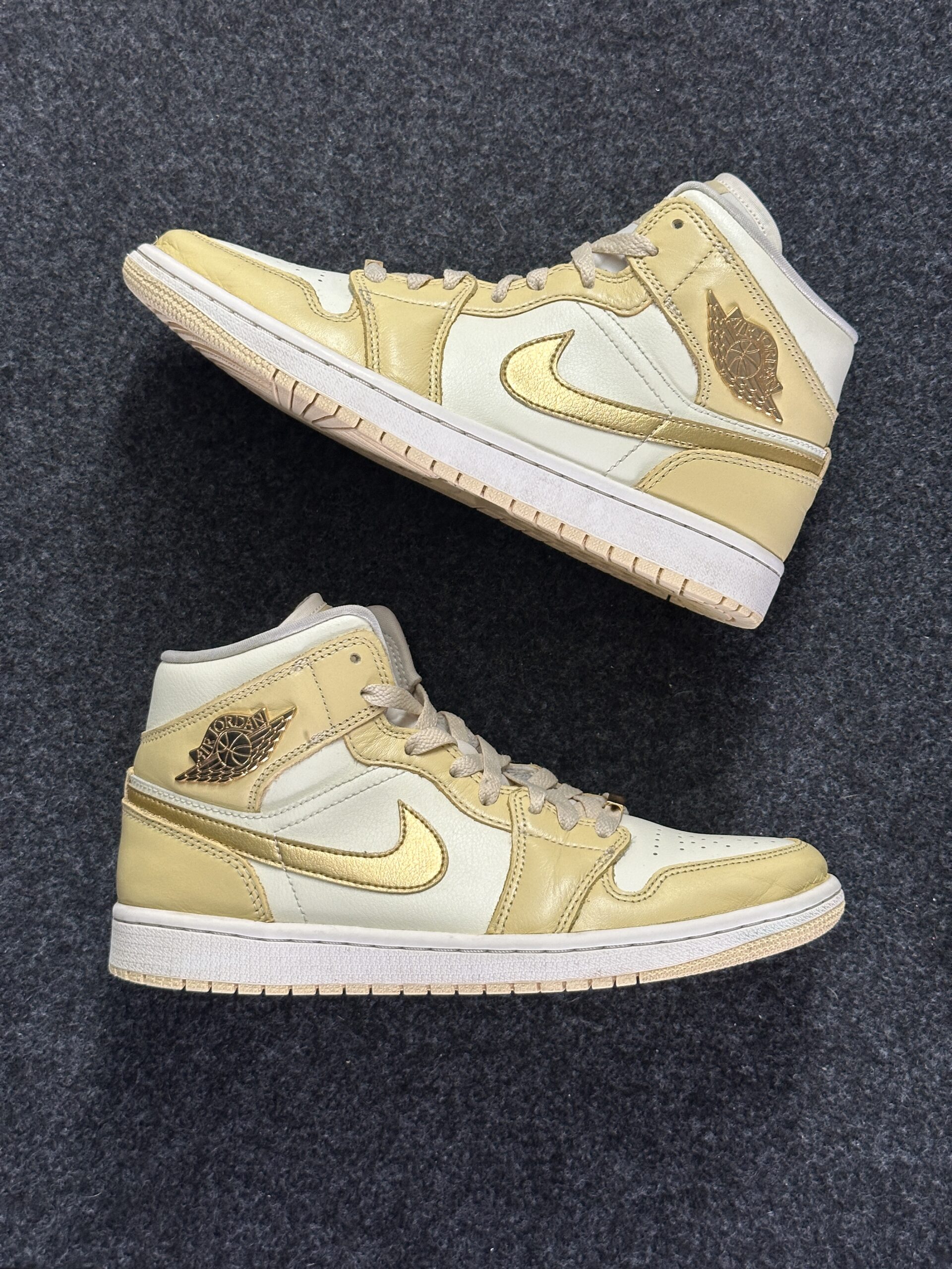 Air Jordan 1 Mid SE Pale Vanilla Gold FB9892-200 taglia EU 41 vista principale