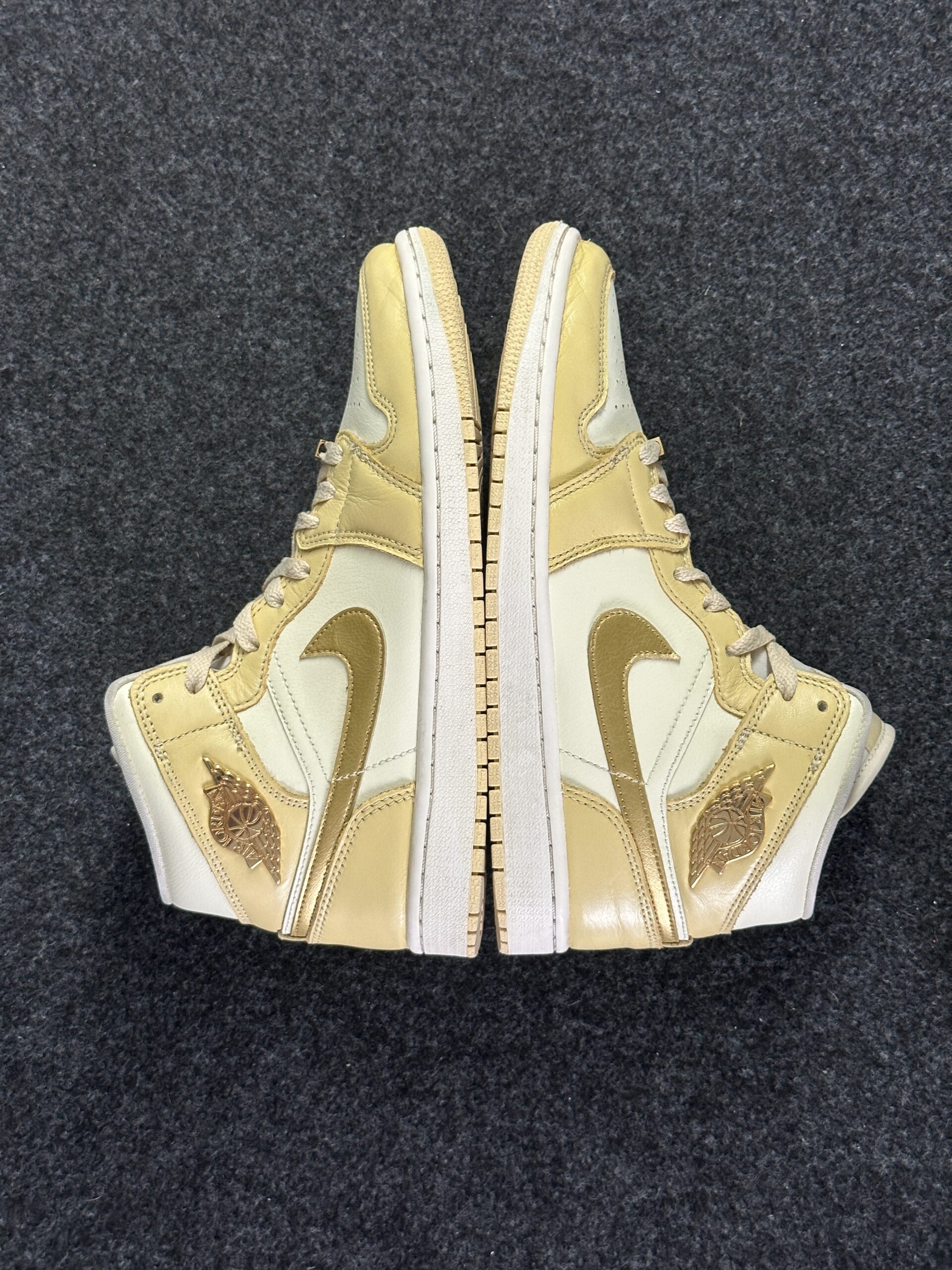 Air Jordan 1 Mid SE Pale Vanilla Gold FB9892-200 taglia EU 41 vista esterna