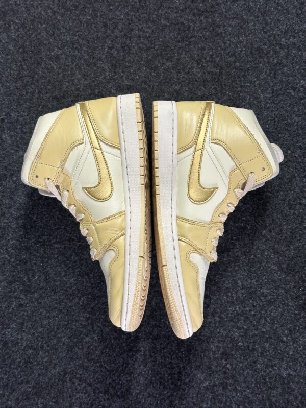 Air Jordan 1 Mid SE Pale Vanilla Gold FB9892-200 taglia EU 41 vista interna