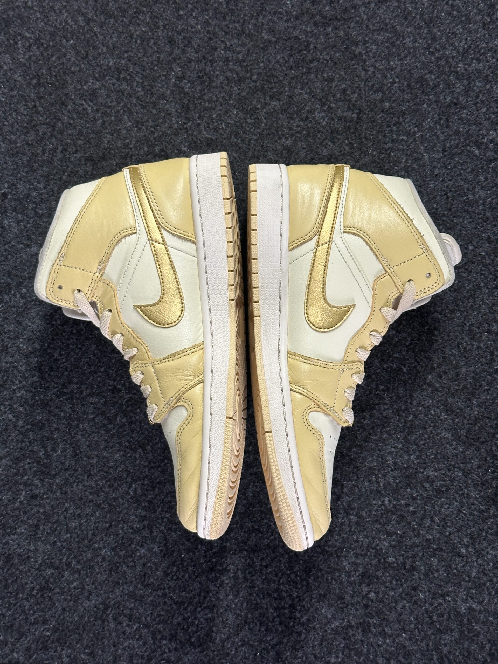 Air Jordan 1 Mid SE Pale Vanilla Gold FB9892-200 taglia EU 41 vista interna