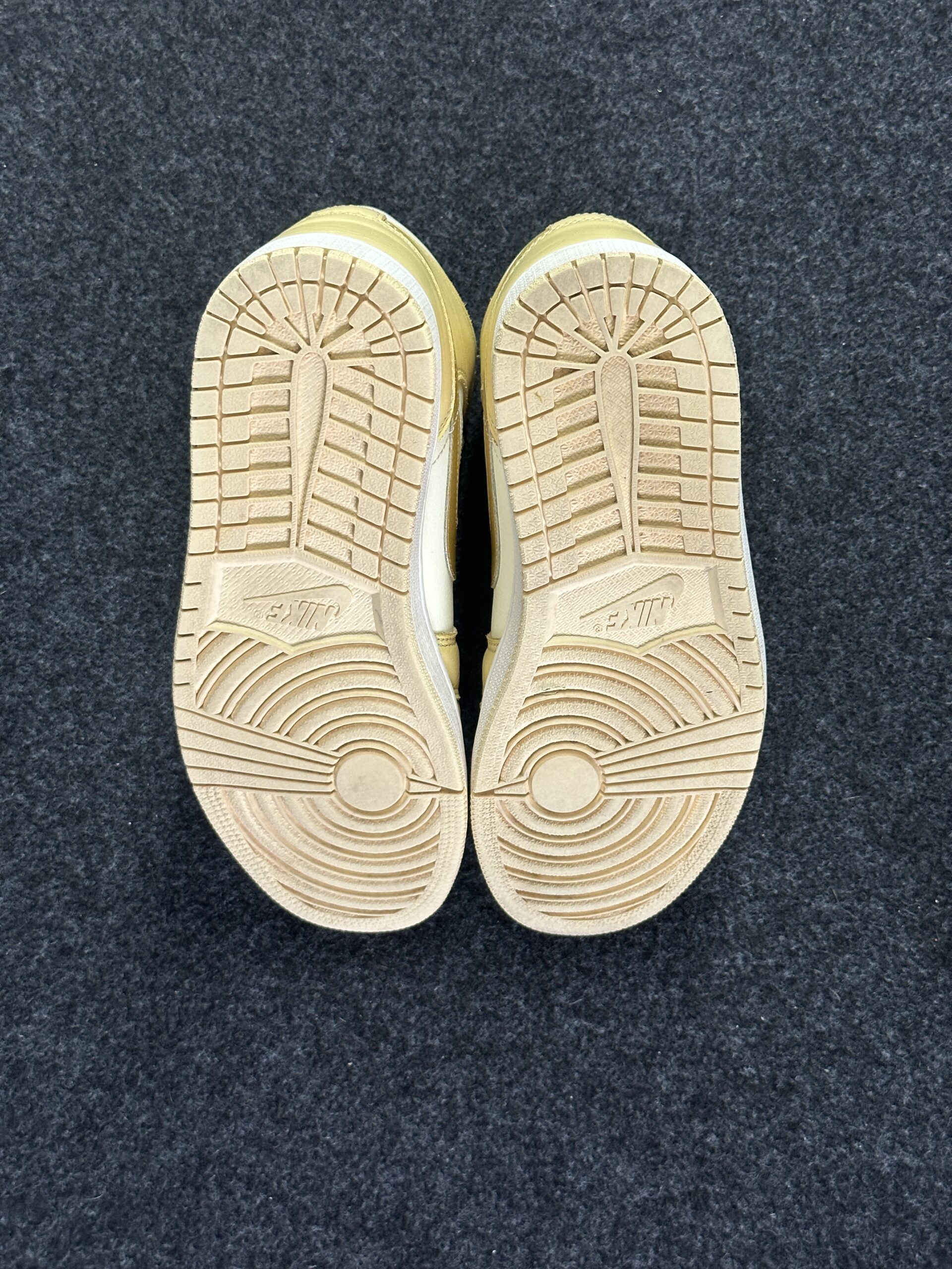 Air Jordan 1 Mid SE Pale Vanilla Gold FB9892-200 taglia EU 41 vista suole
