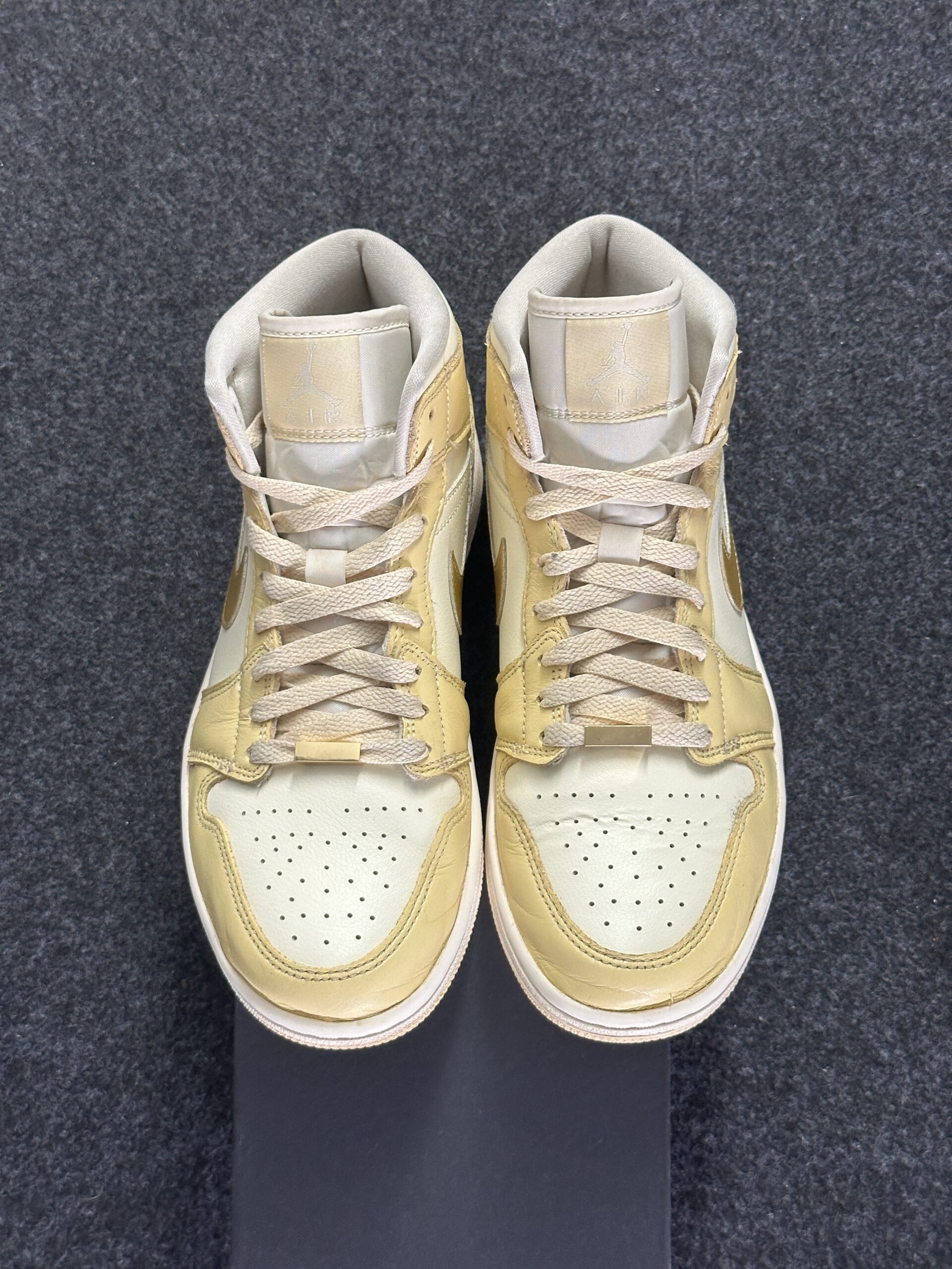 Air Jordan 1 Mid SE Pale Vanilla Gold FB9892-200 taglia EU 41 vista punta