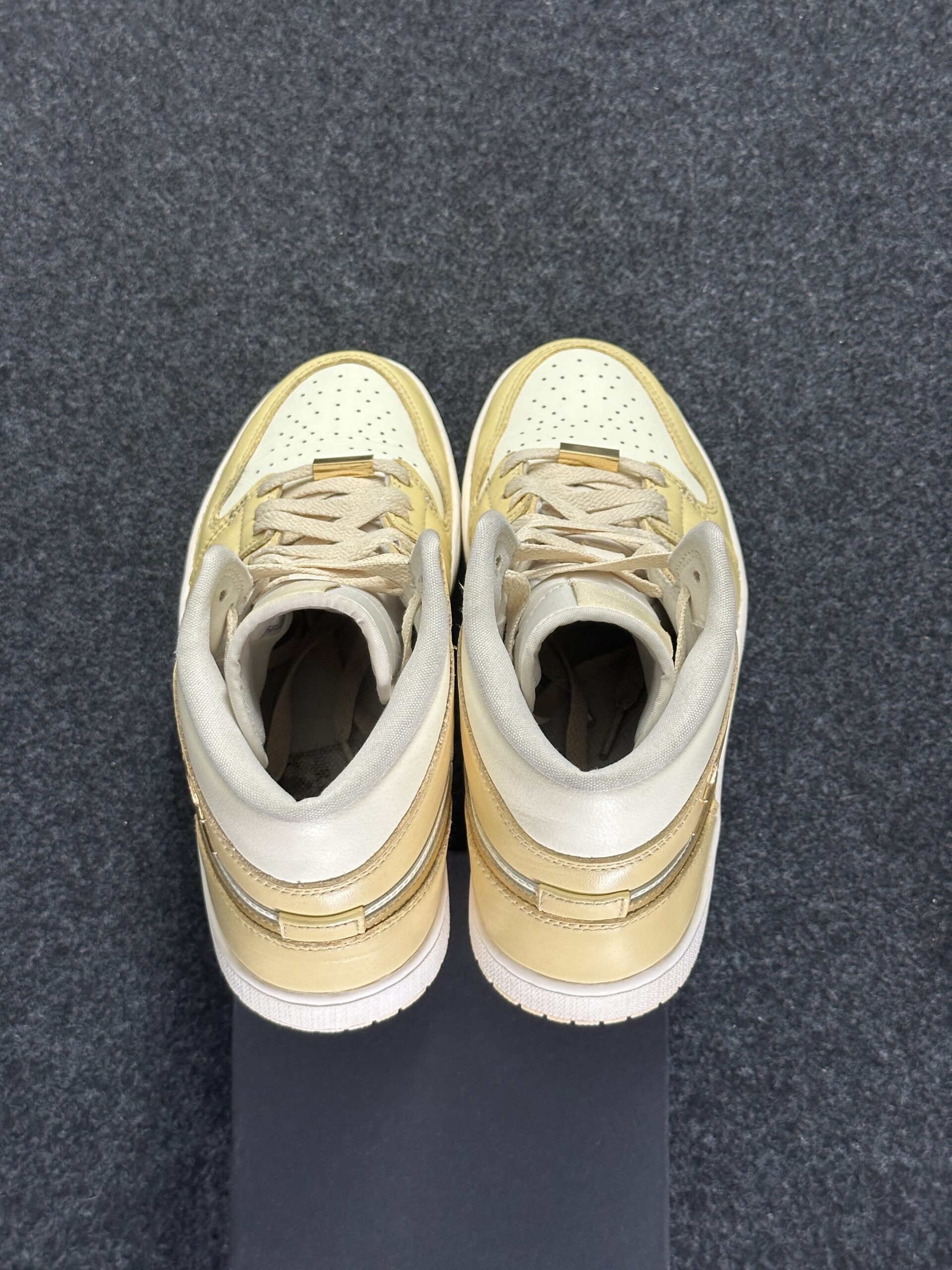 Air Jordan 1 Mid SE Pale Vanilla Gold FB9892-200 taglia EU 41 vista tallone